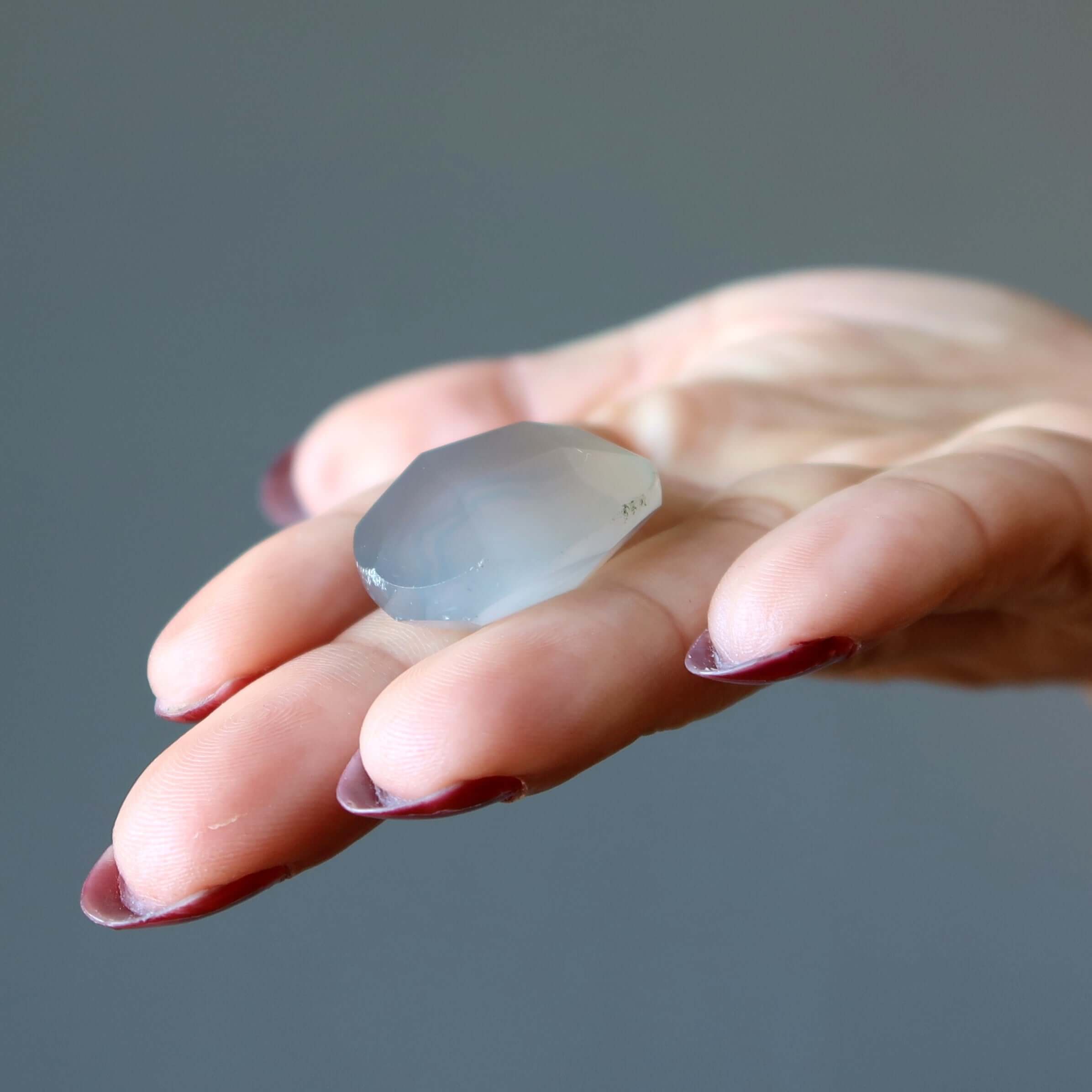 Pierre précieuse facettée en forme de poire, agencement de cristal quadrillé en calcédoine