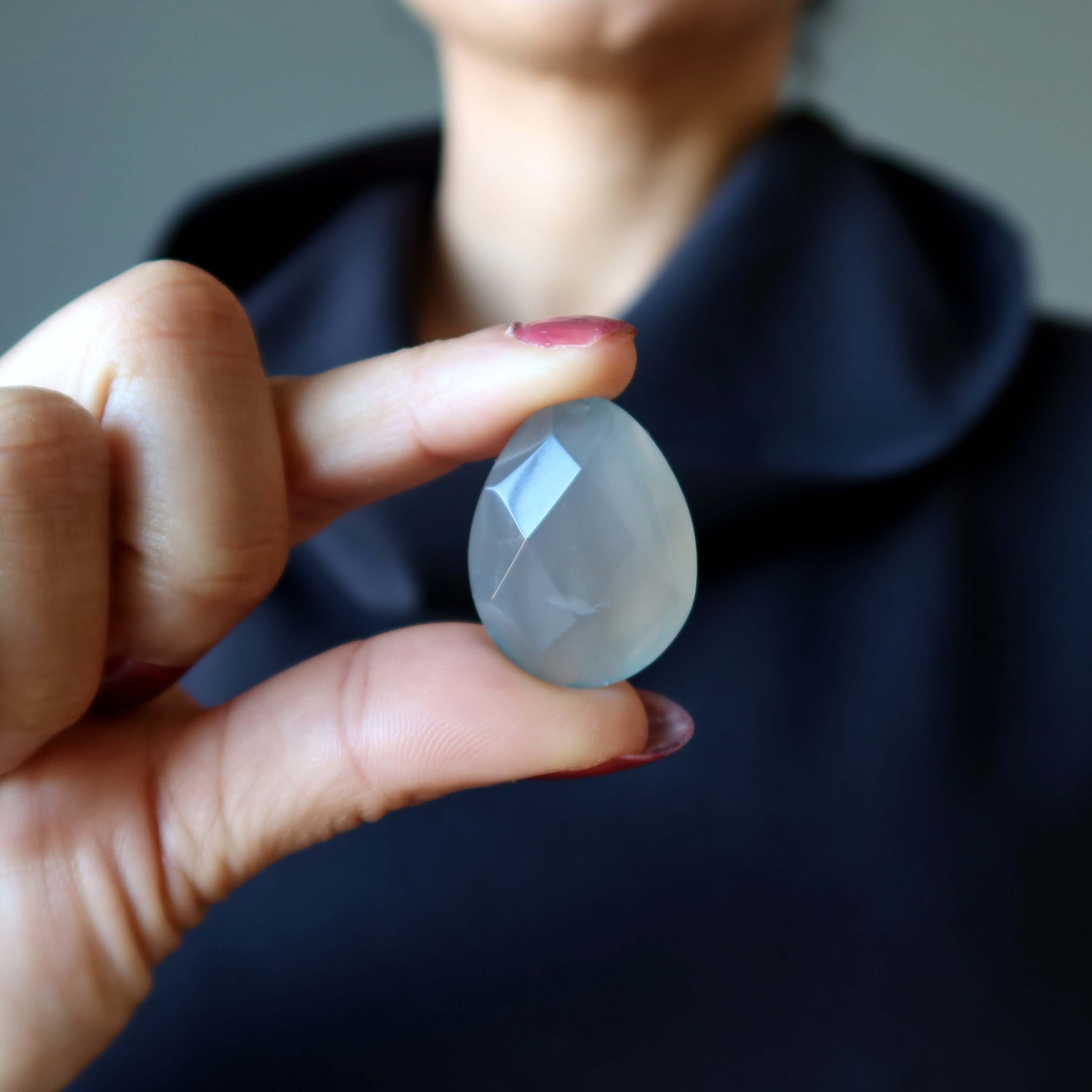 Pierre précieuse facettée en forme de poire, agencement de cristal quadrillé en calcédoine