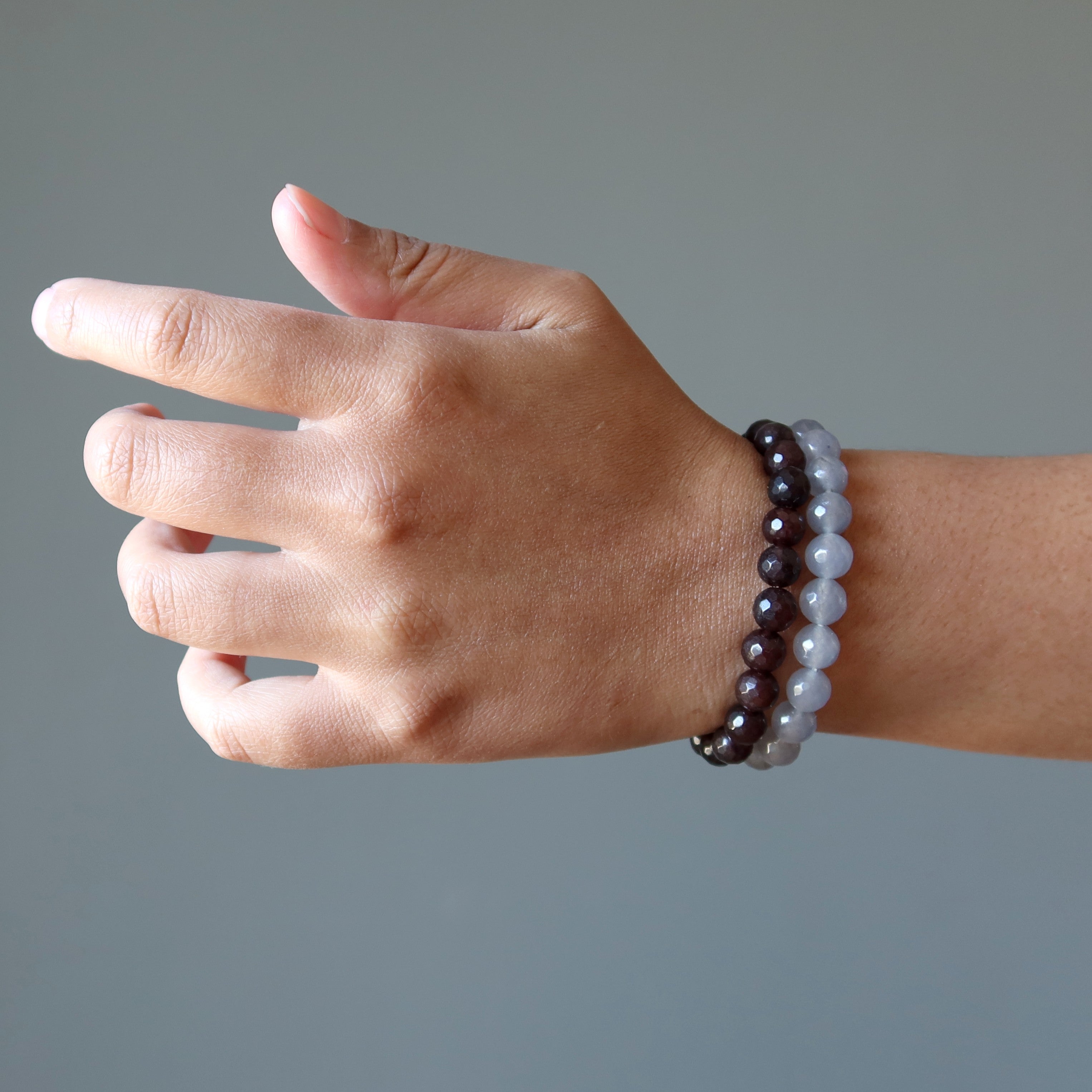 Ensemble de bracelets en calcédoine : pierres mystiques à facettes grises et brunes