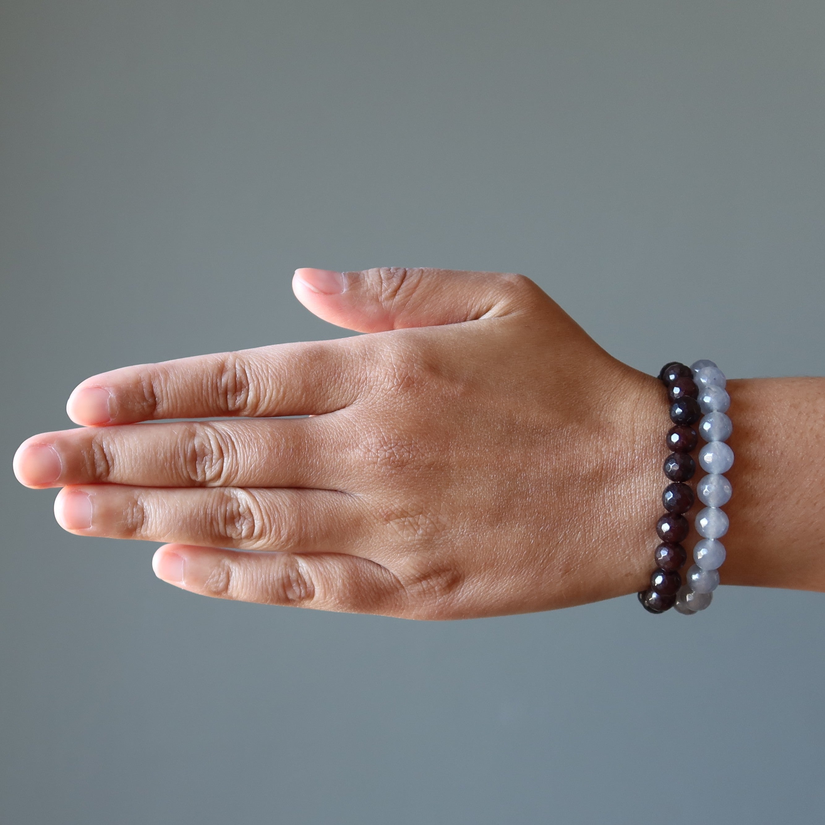 Ensemble de bracelets en calcédoine : pierres mystiques à facettes grises et brunes