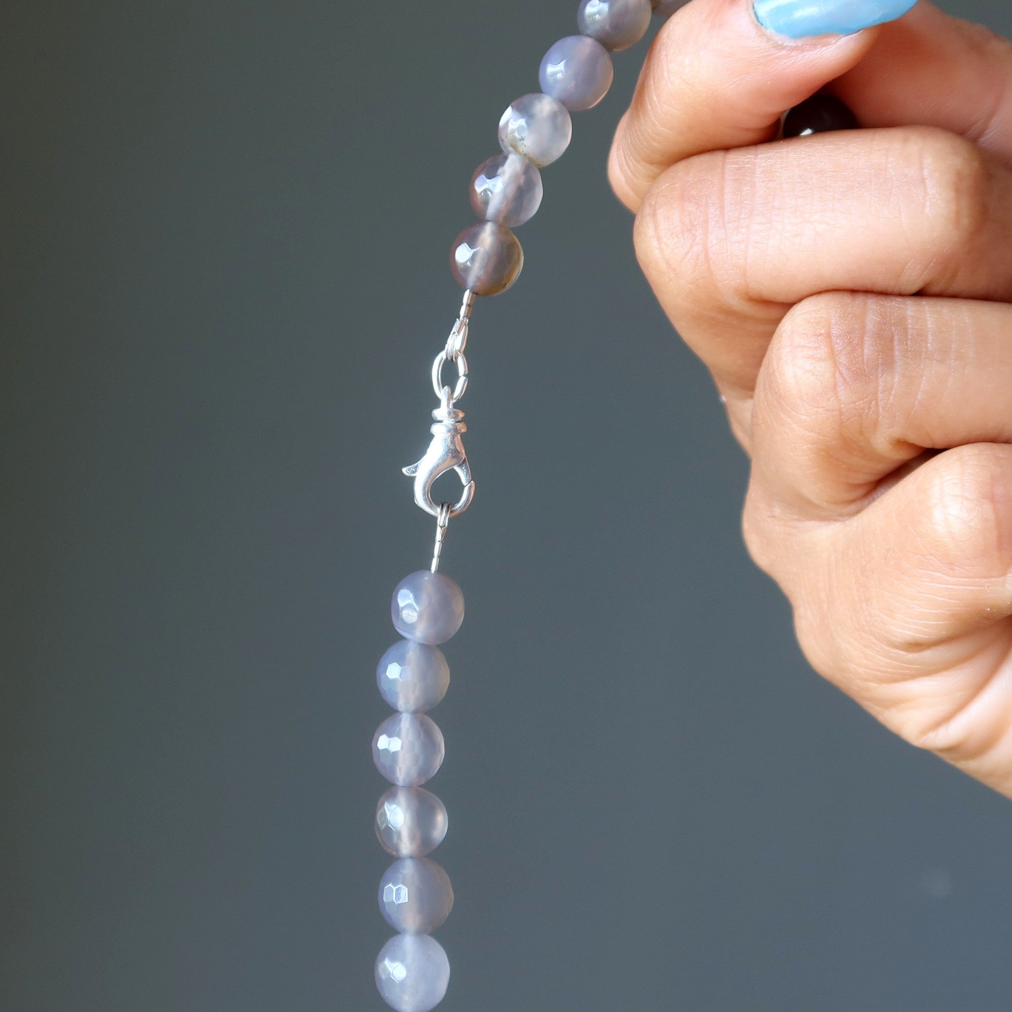 Collier en calcédoine grise pierre gemme générosité à facettes