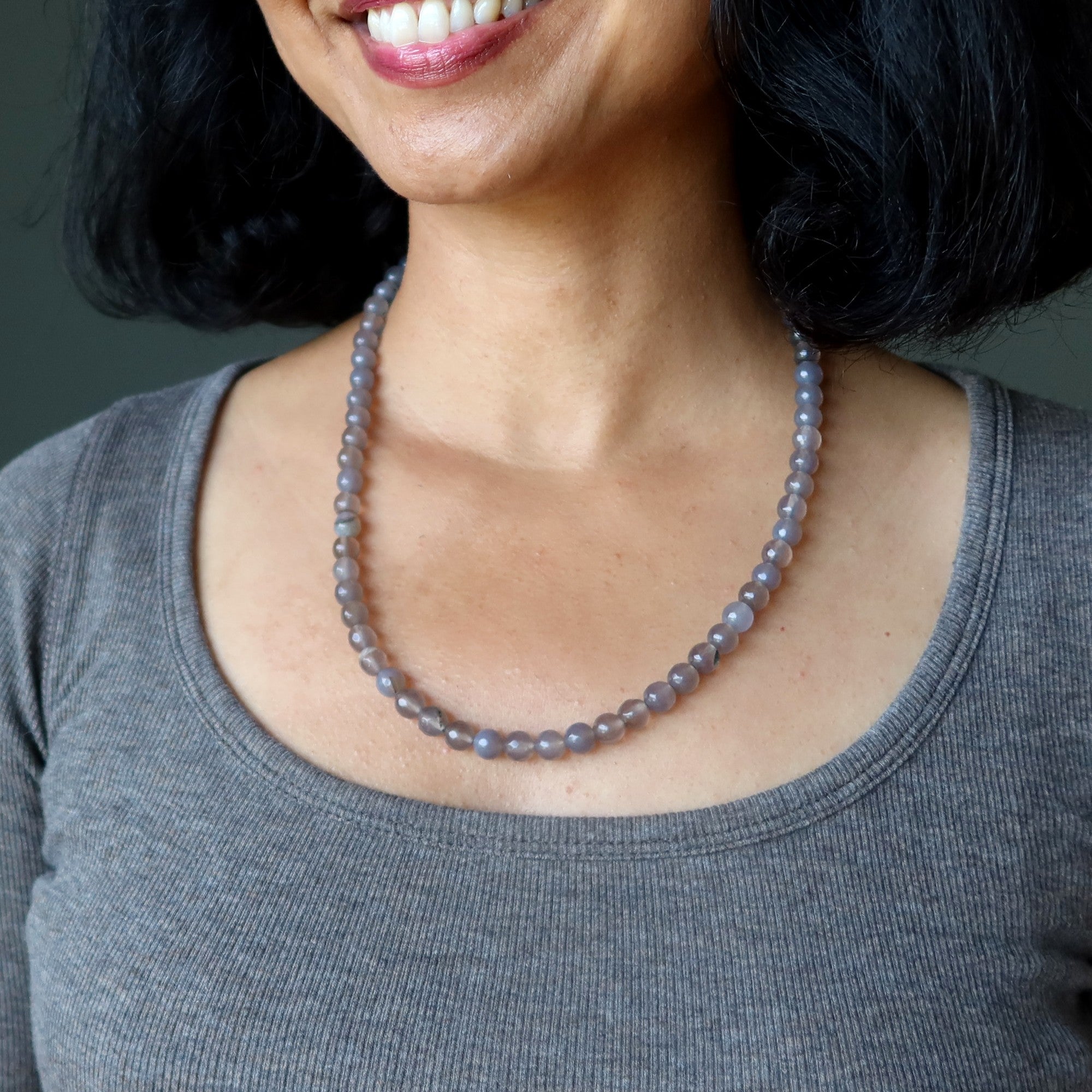 Collier en calcédoine grise pierre gemme générosité à facettes