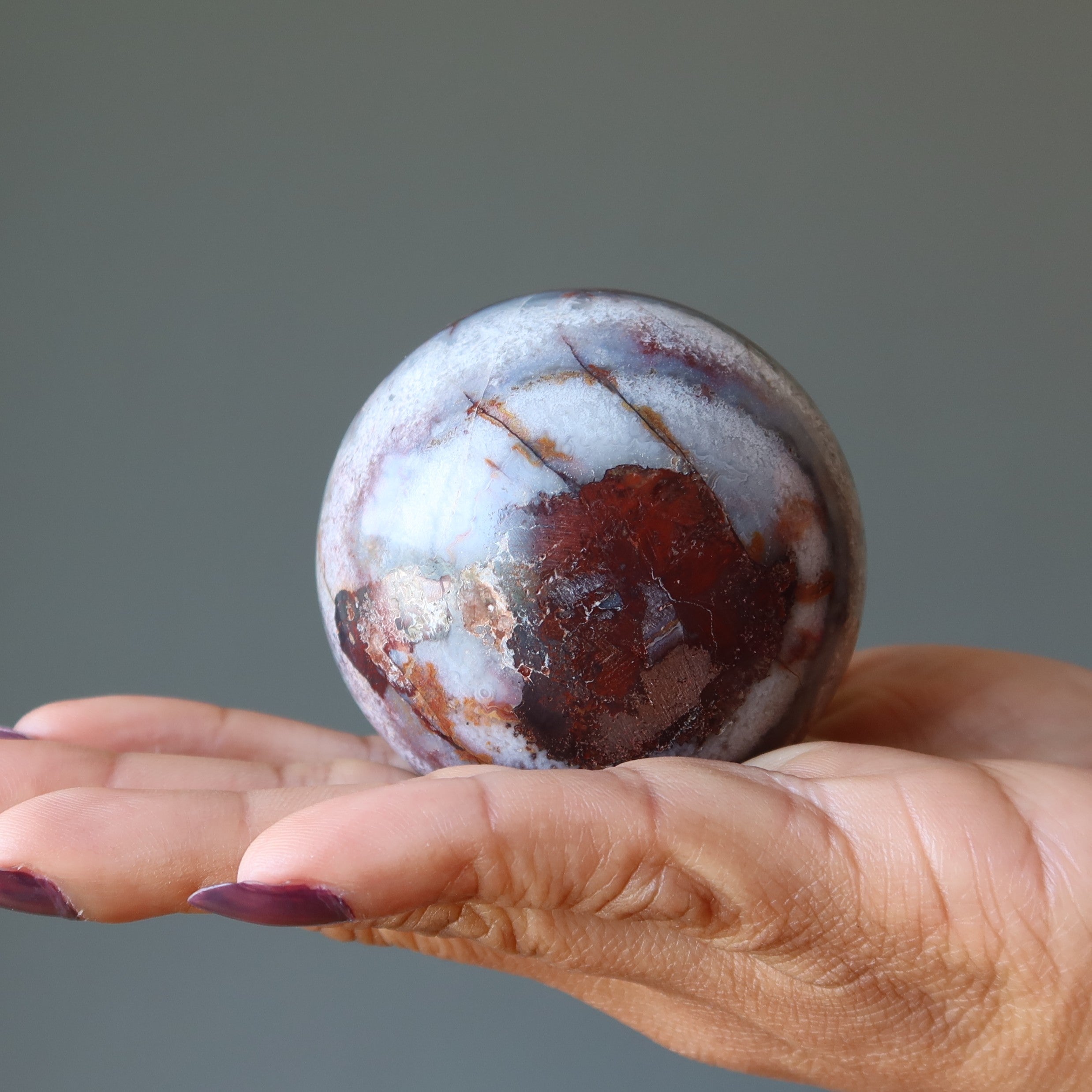 Sphère de Calcédoine Esprit Sauvage Boule de Cristal Bleue et Rouge