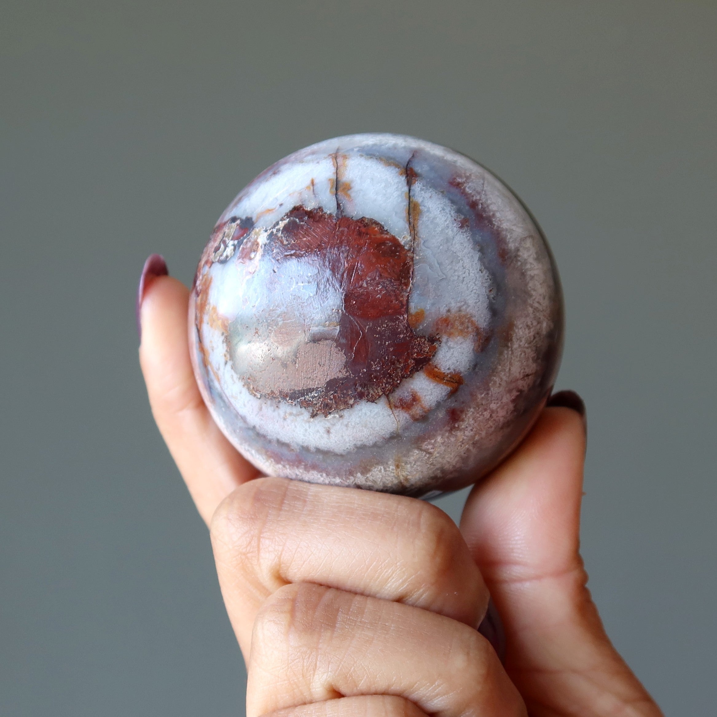 Sphère de Calcédoine Esprit Sauvage Boule de Cristal Bleue et Rouge