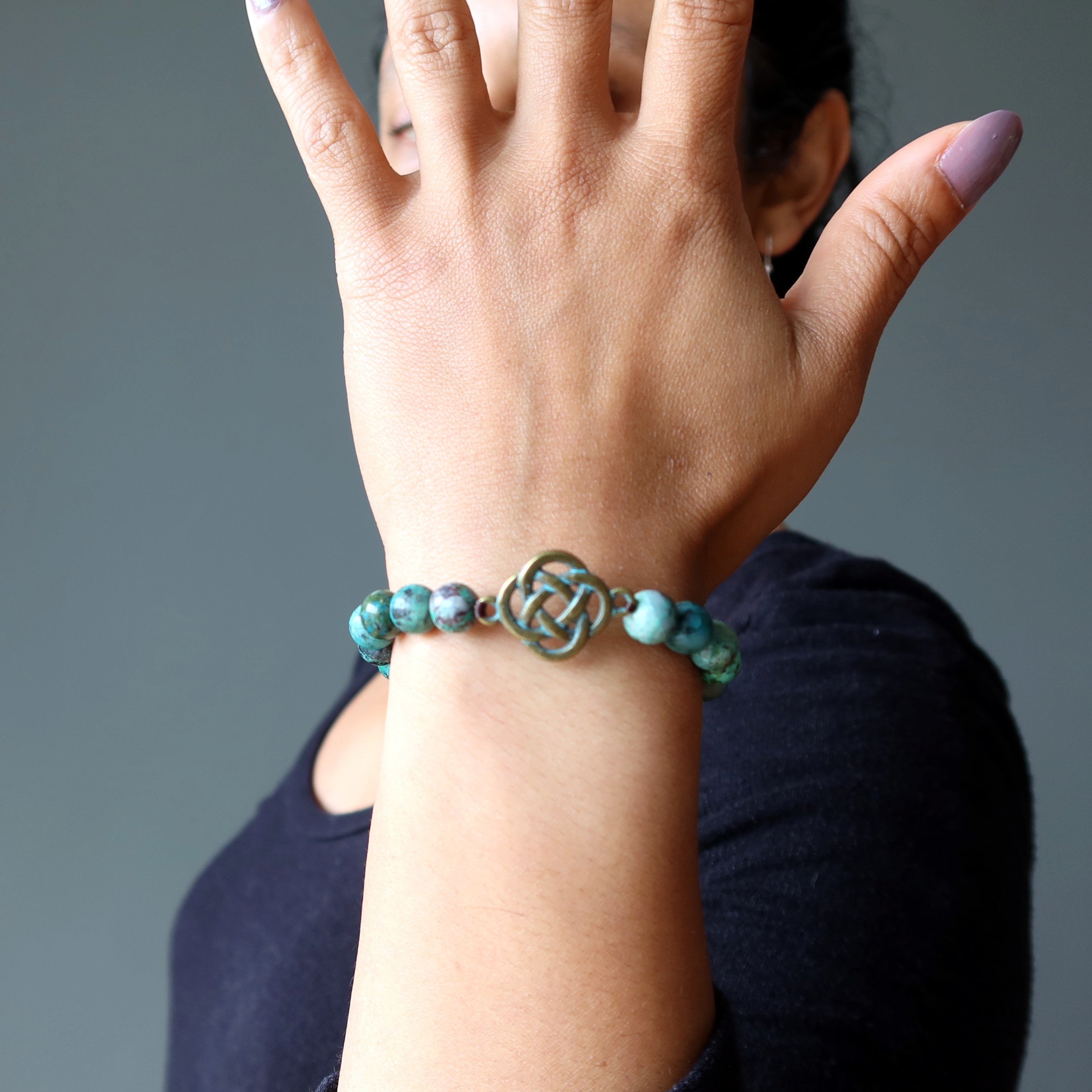 Bracelet chrysocolle avec perles de cuprite et croix celtique
