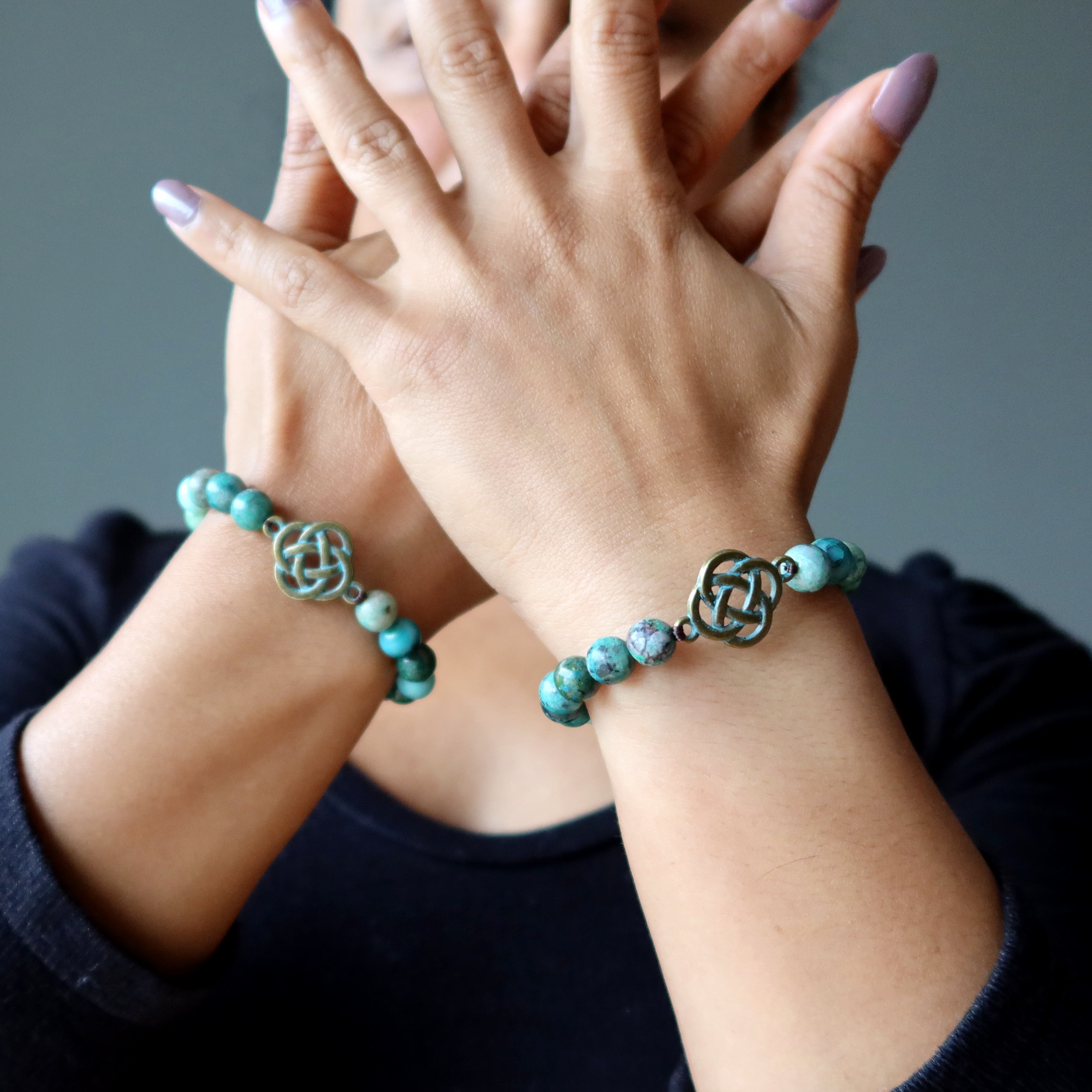Bracelet chrysocolle avec perles de cuprite et croix celtique