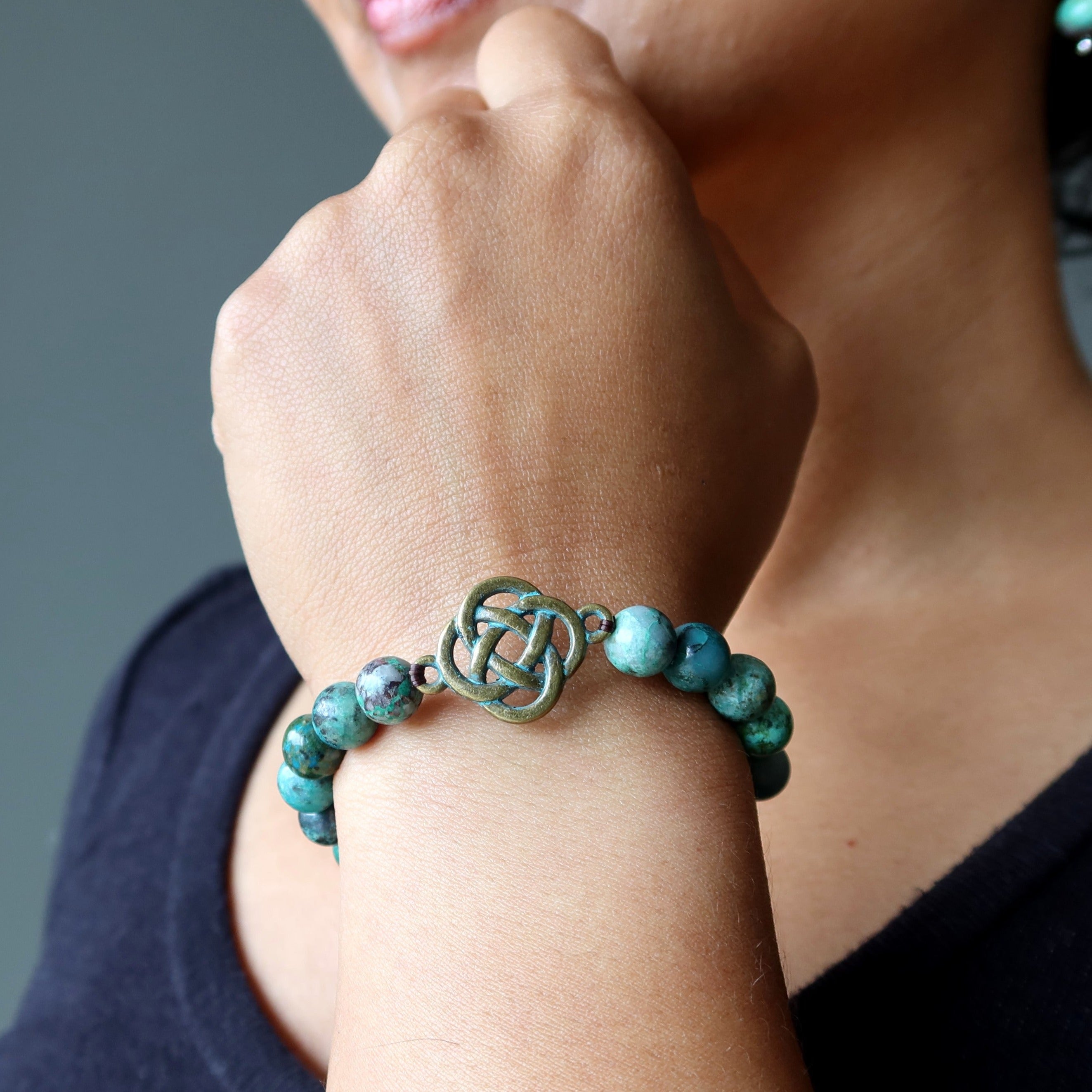 Bracelet chrysocolle avec perles de cuprite et croix celtique