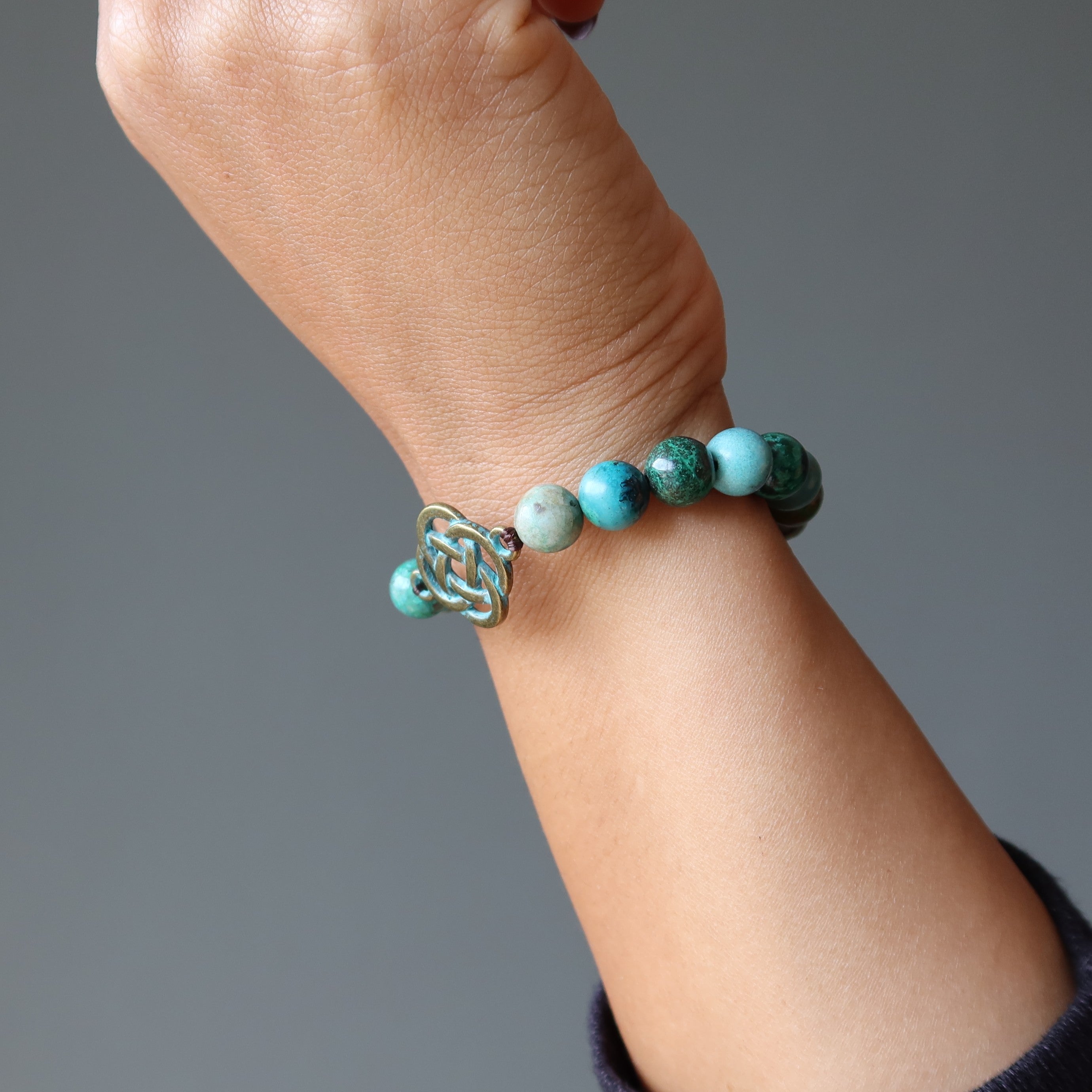 Bracelet chrysocolle avec perles de cuprite et croix celtique