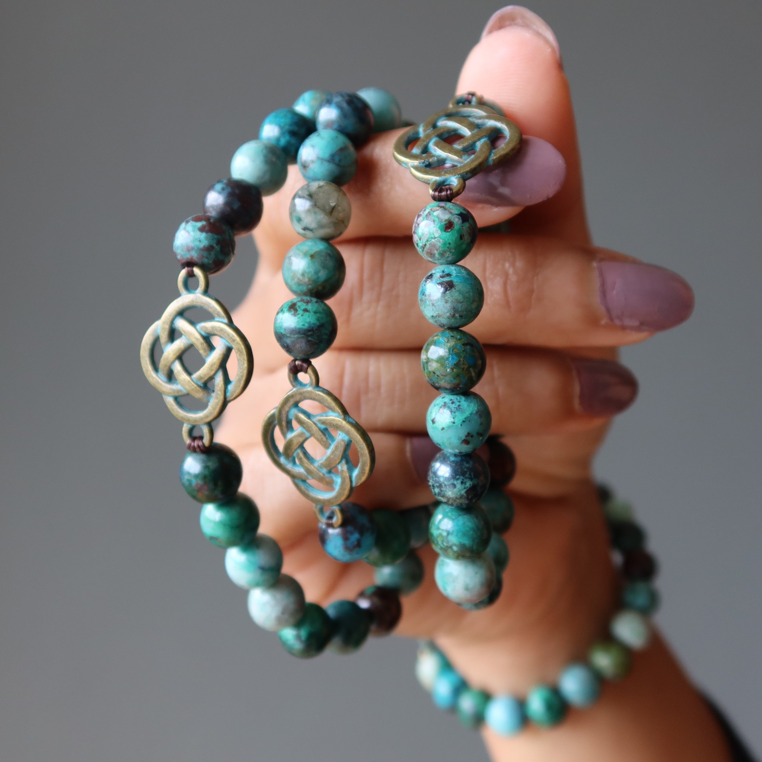 Bracelet chrysocolle avec perles de cuprite et croix celtique