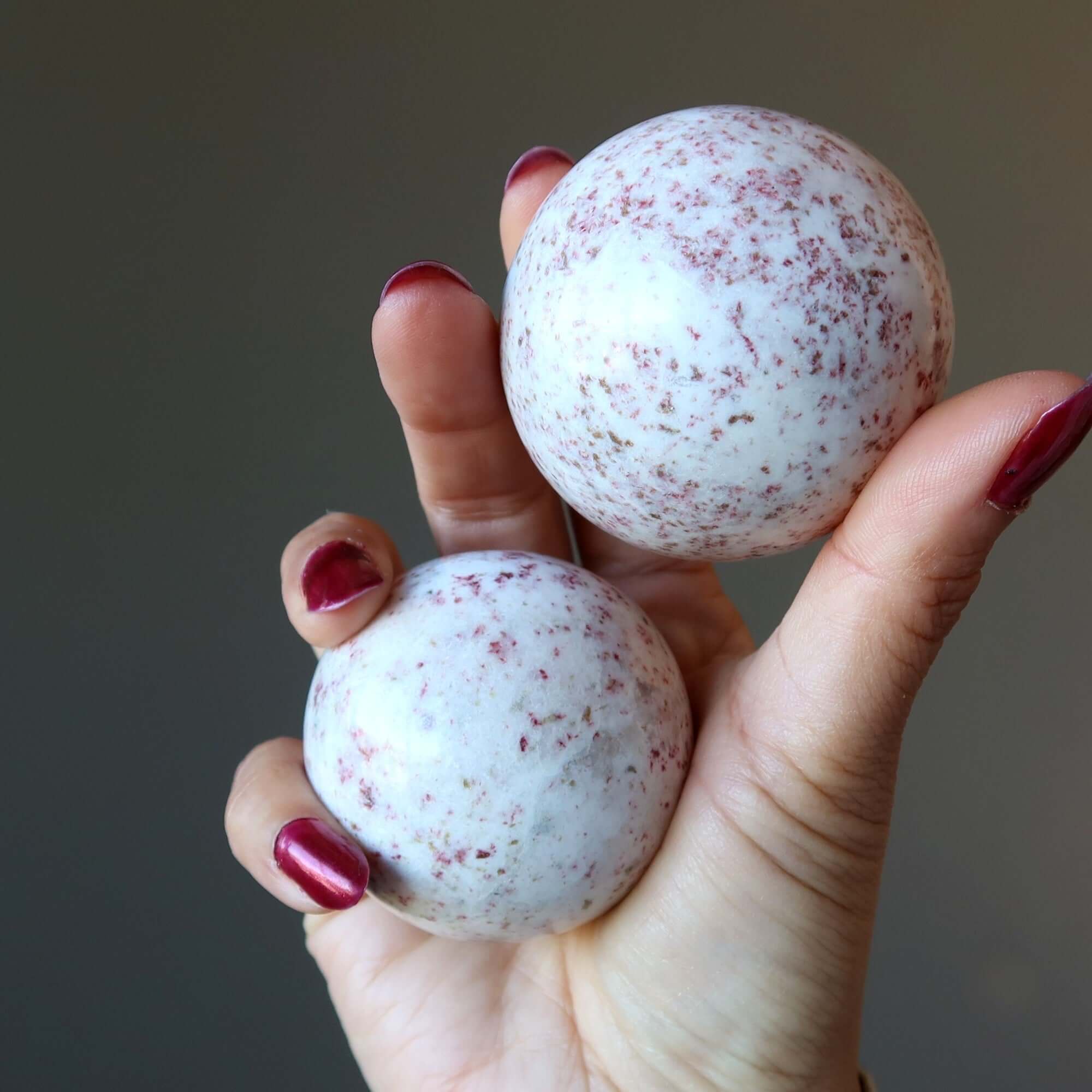 Sphère de Cinnabrite : boule de cristal à la personnalité lumineuse