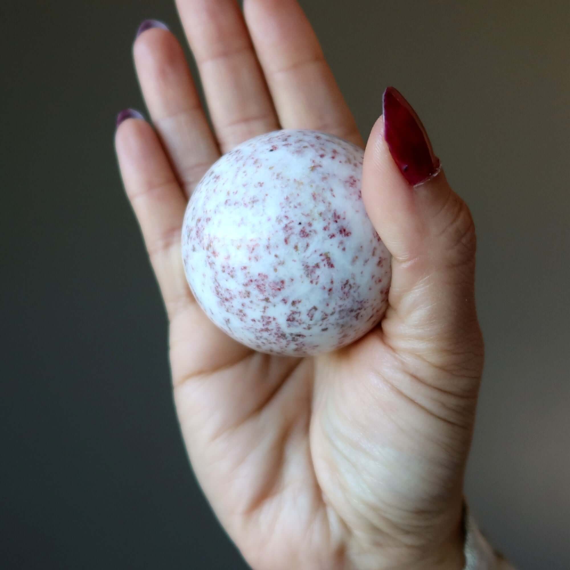 Sphère de Cinnabrite : boule de cristal à la personnalité lumineuse