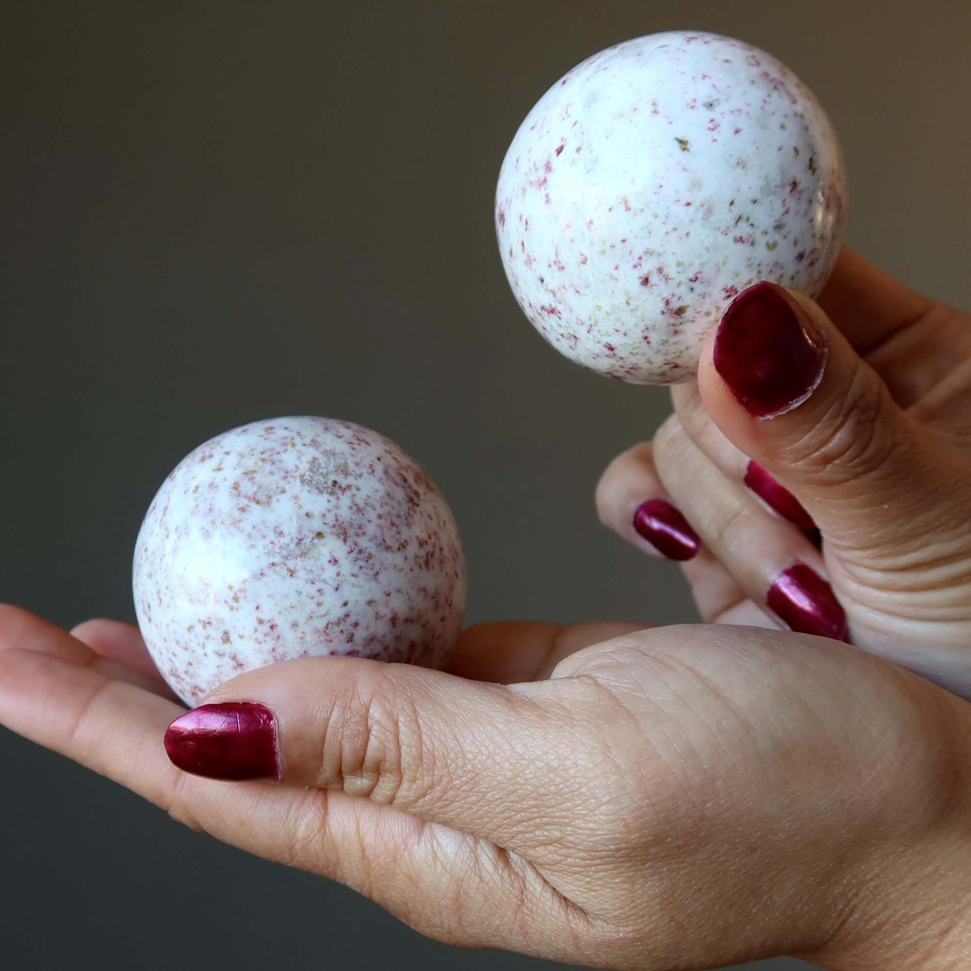 Sphère de Cinnabrite : boule de cristal à la personnalité lumineuse