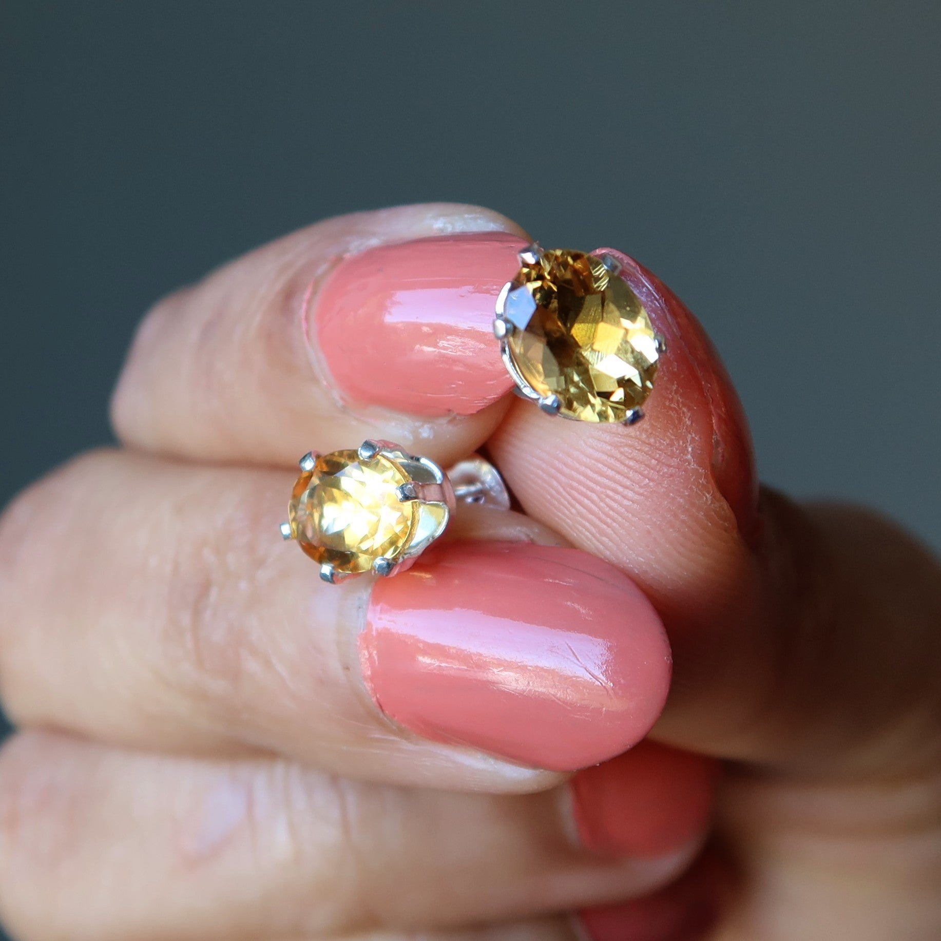 Boucles d'oreilles clous en citrine jaune soleil en argent sterling