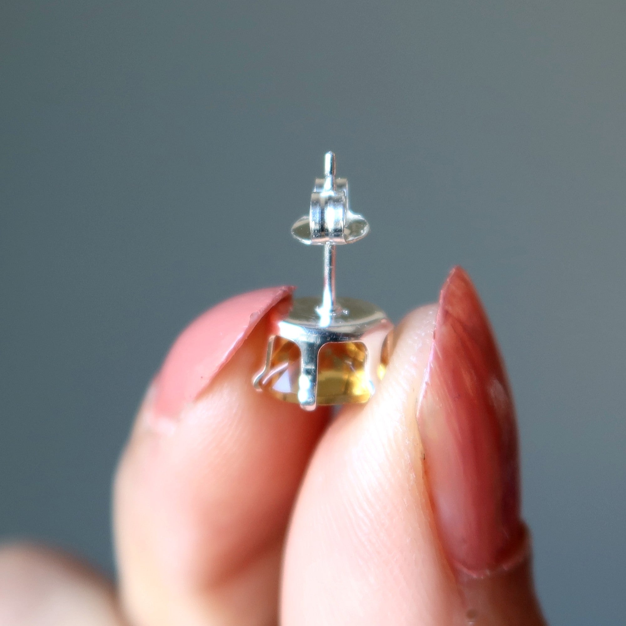 Boucles d'oreilles clous en citrine jaune soleil en argent sterling