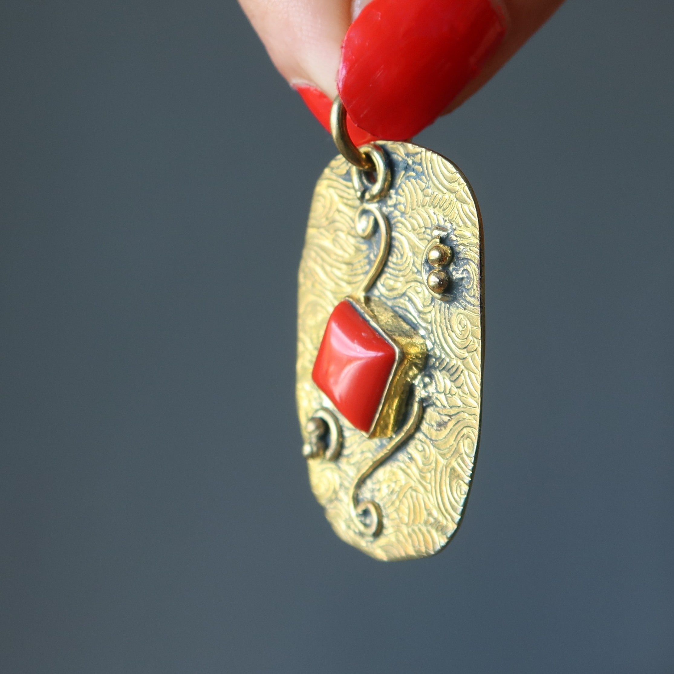 Rotkorallen-Anhänger Meer der Spiritualität Tibet-Stein Gold