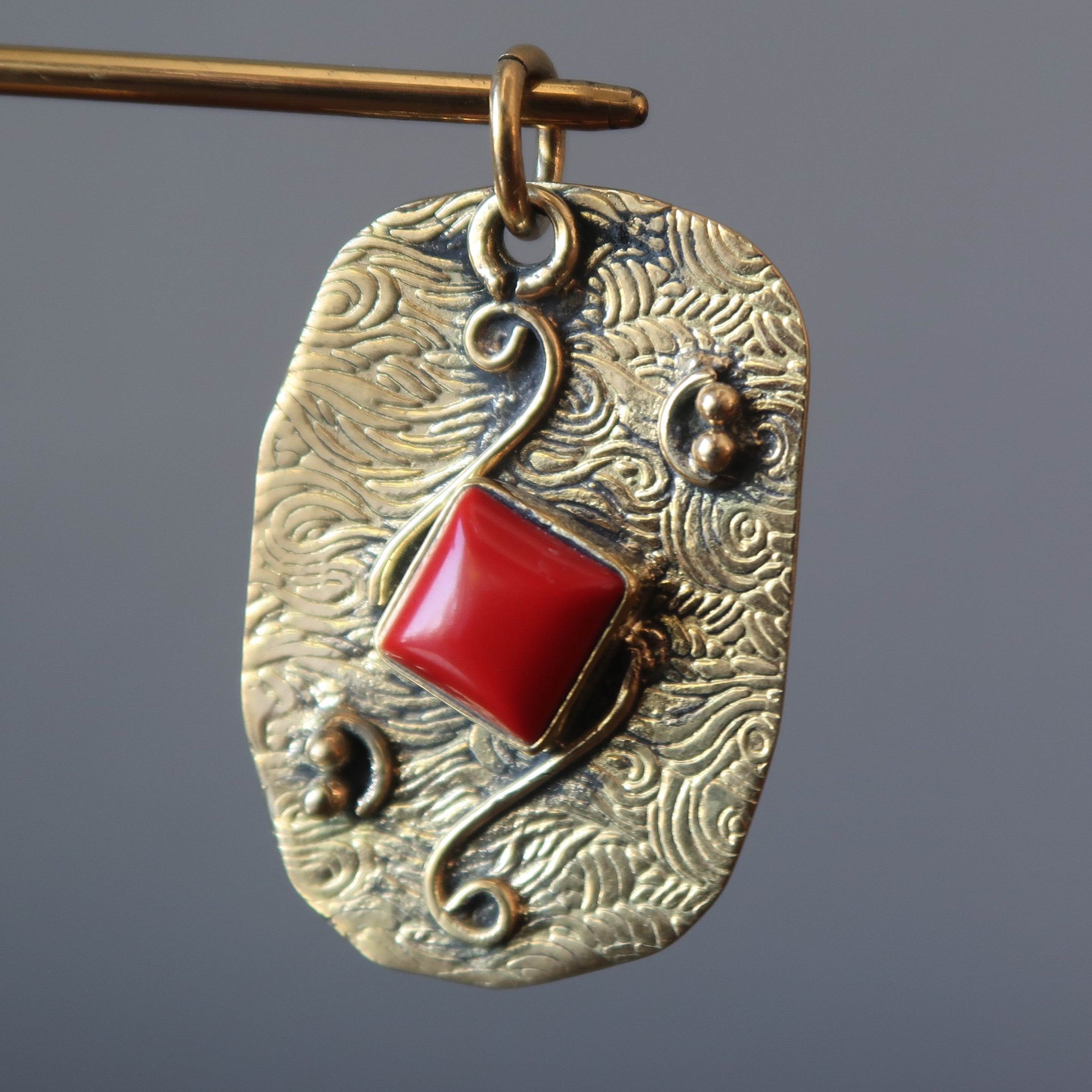 Rotkorallen-Anhänger Meer der Spiritualität Tibet-Stein Gold