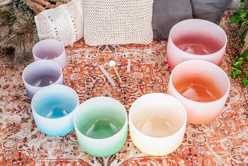 7 Chakra Farbquarz Kristall Klangschalen Set (20cm - 35cm)