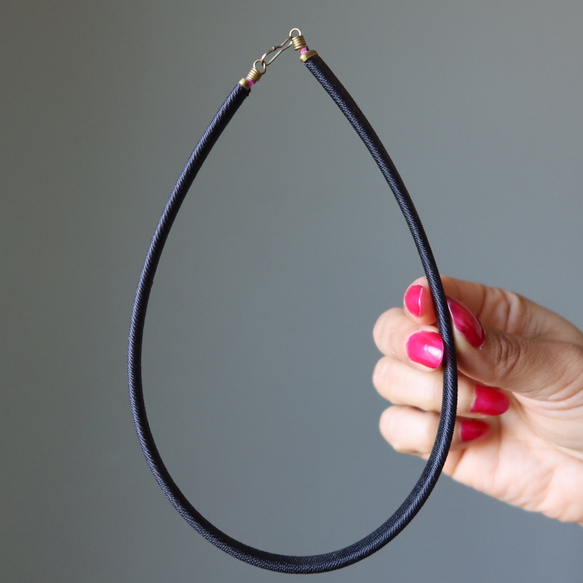 Collier en tissu Le tour de cou large noir entre en scène
