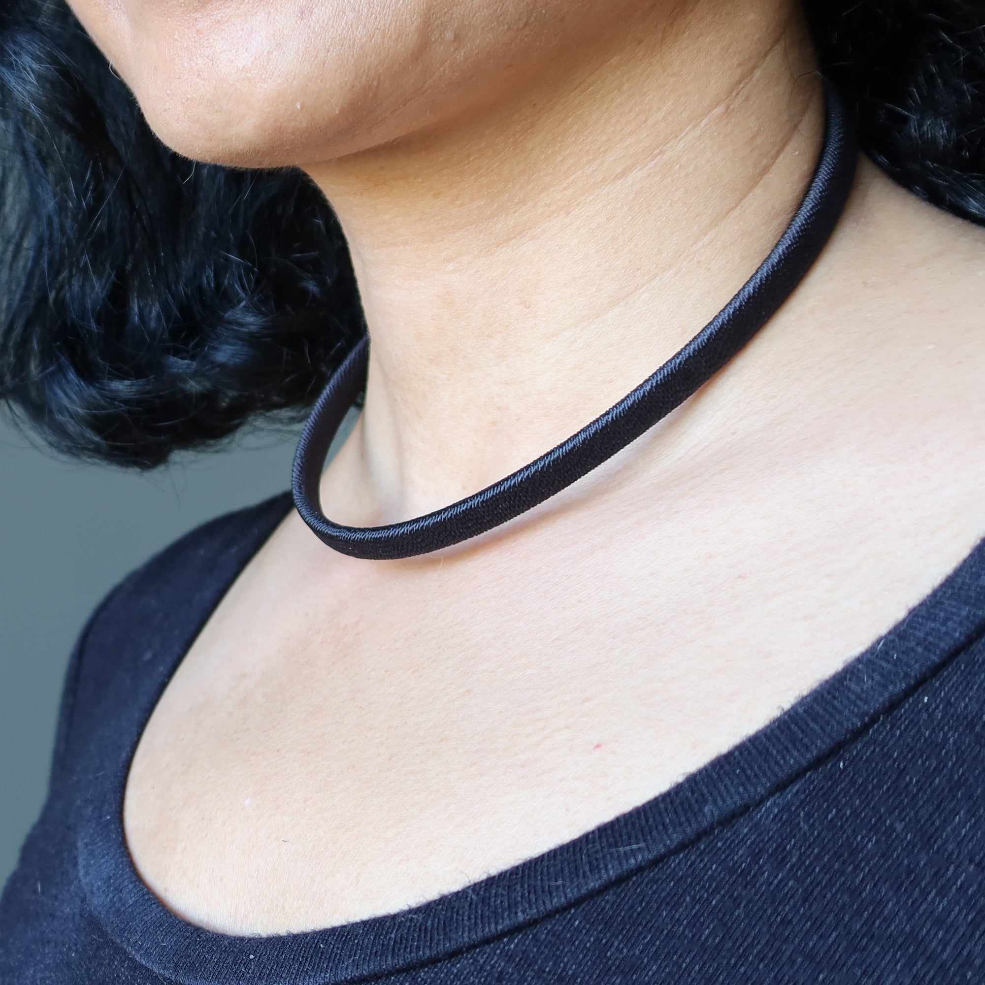 Collier en tissu Le tour de cou large noir entre en scène