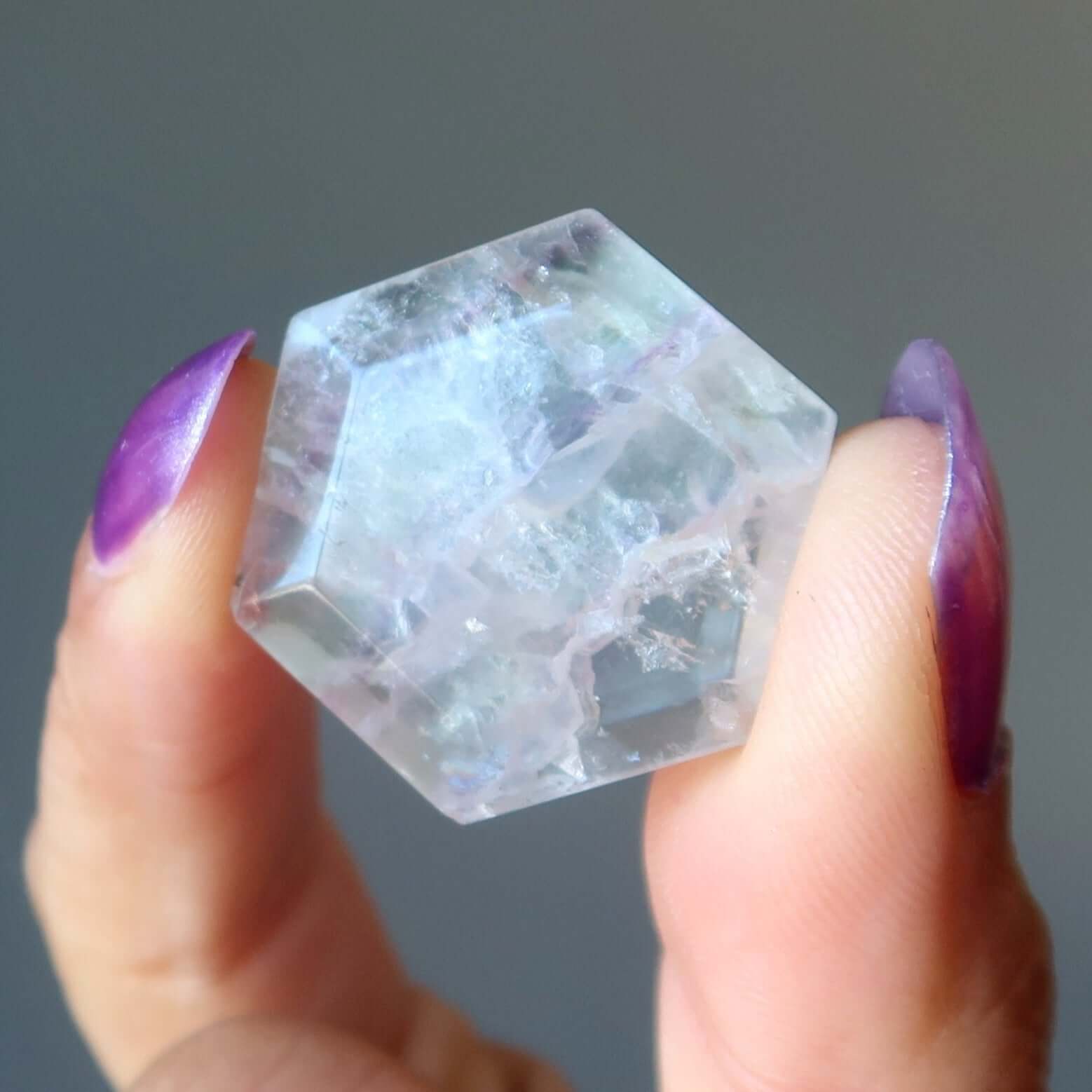 Pierre de poche en fluorite hexagonale Wounded Warrior