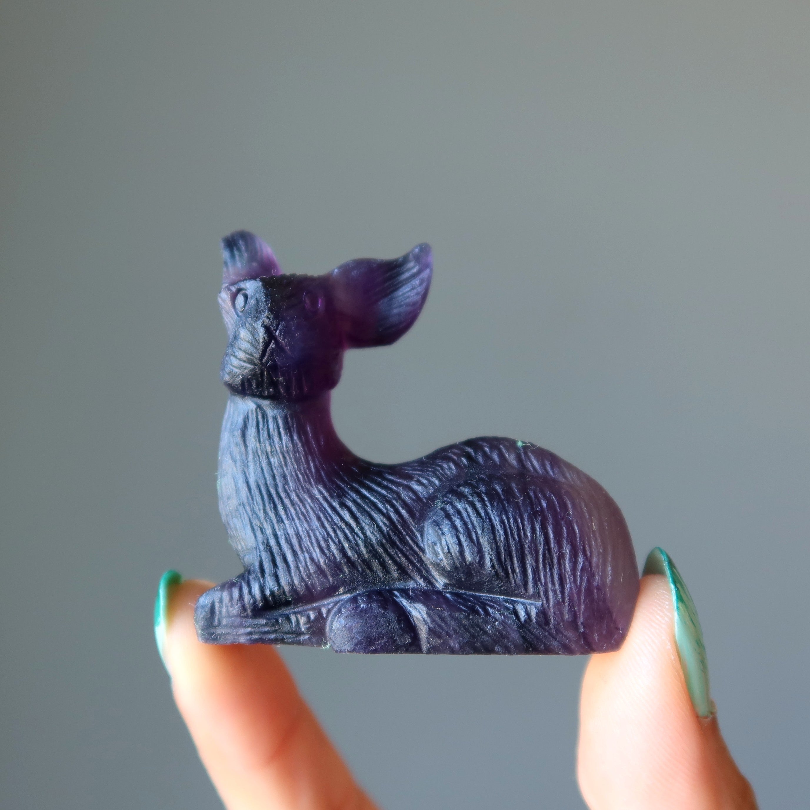 Figurine de cerf en fluorite - Pré enchanté