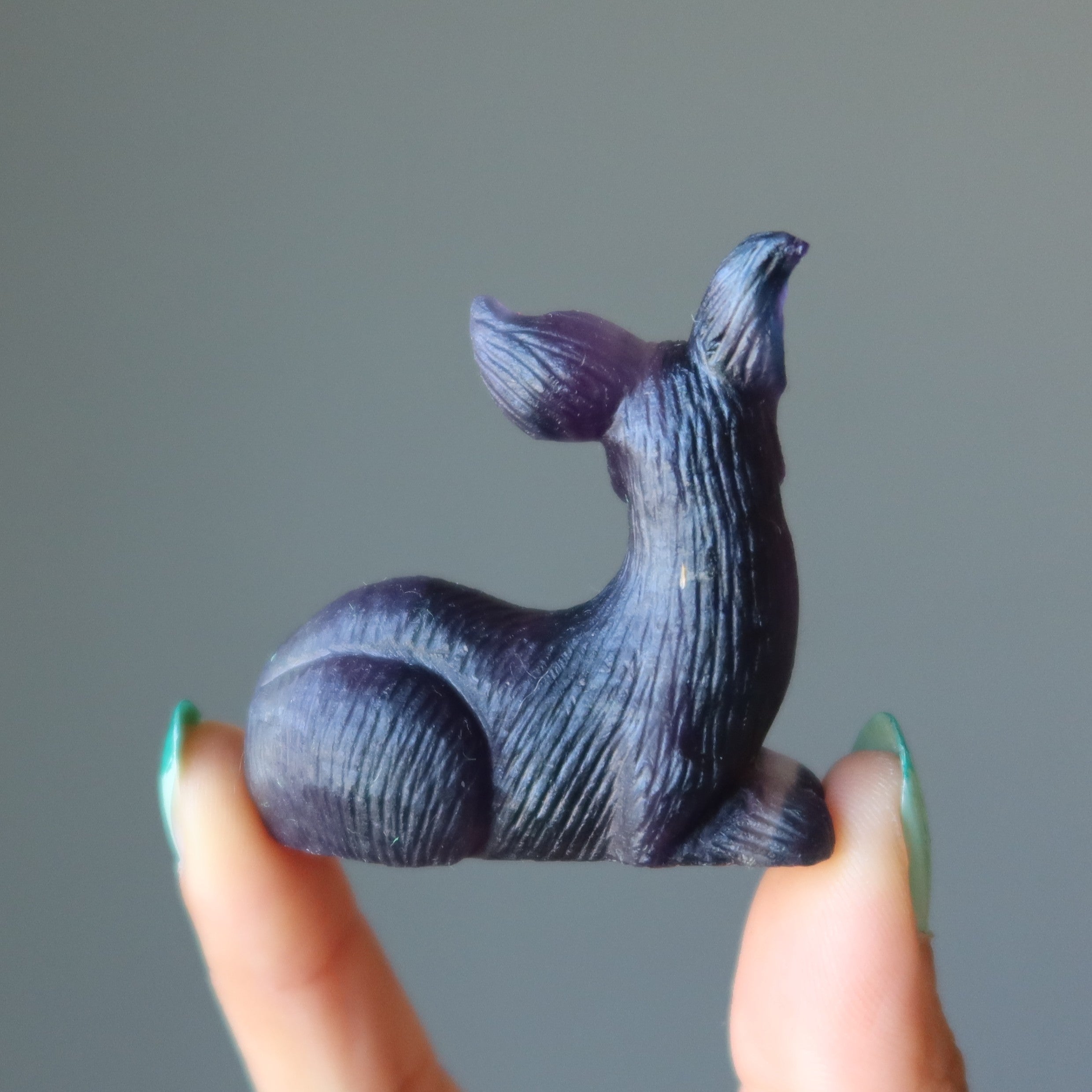 Figurine de cerf en fluorite - Pré enchanté