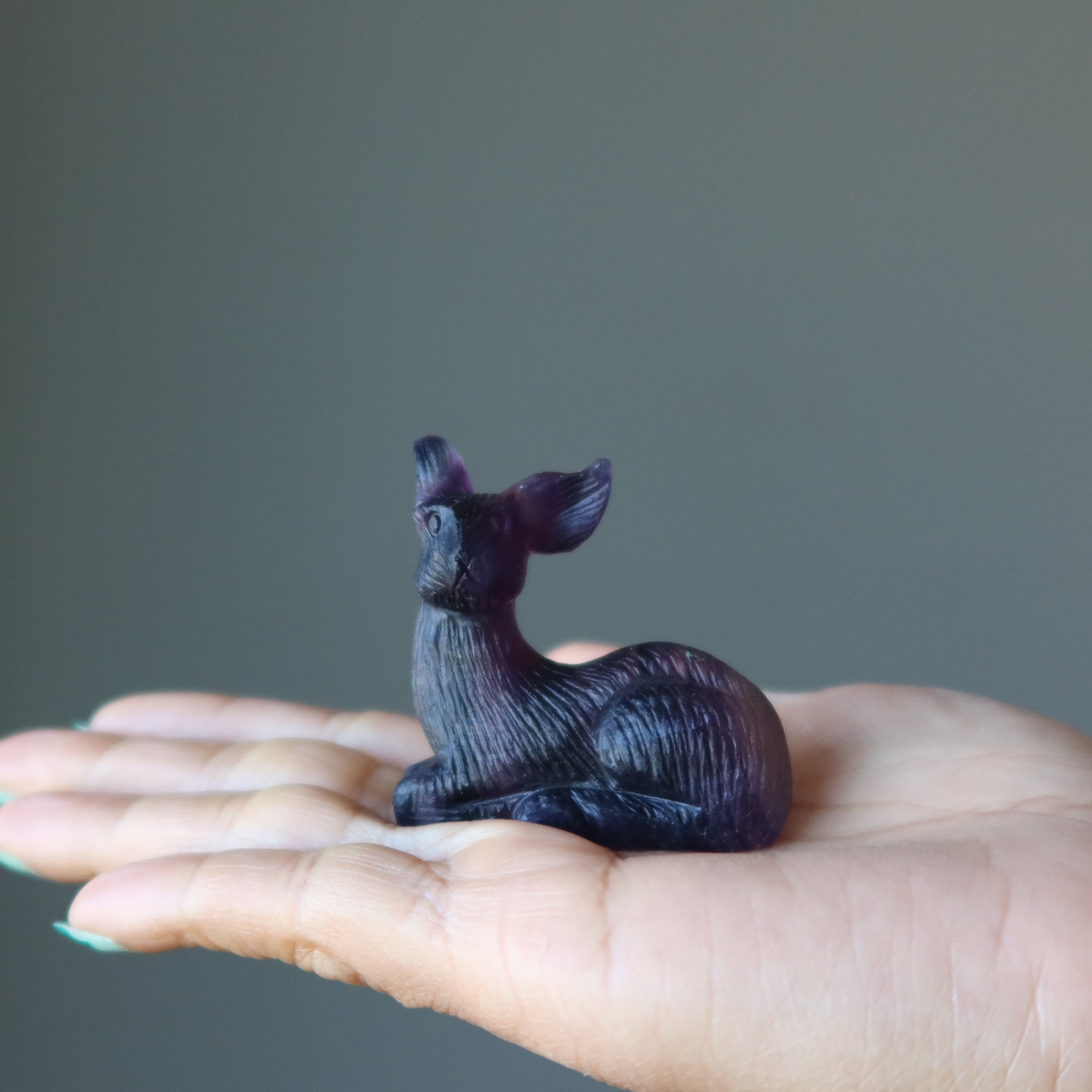 Figurine de cerf en fluorite - Pré enchanté