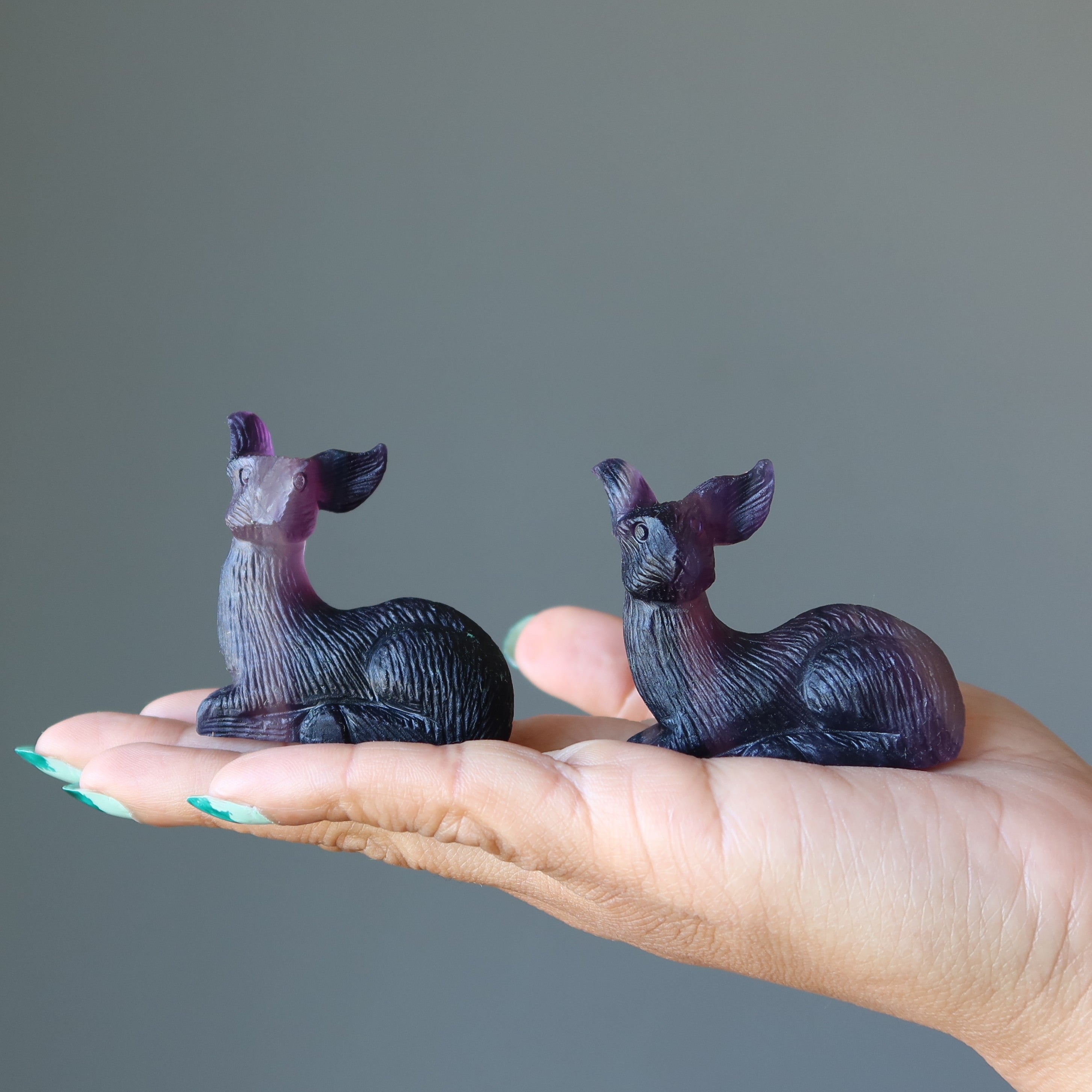 Figurine de cerf en fluorite - Pré enchanté