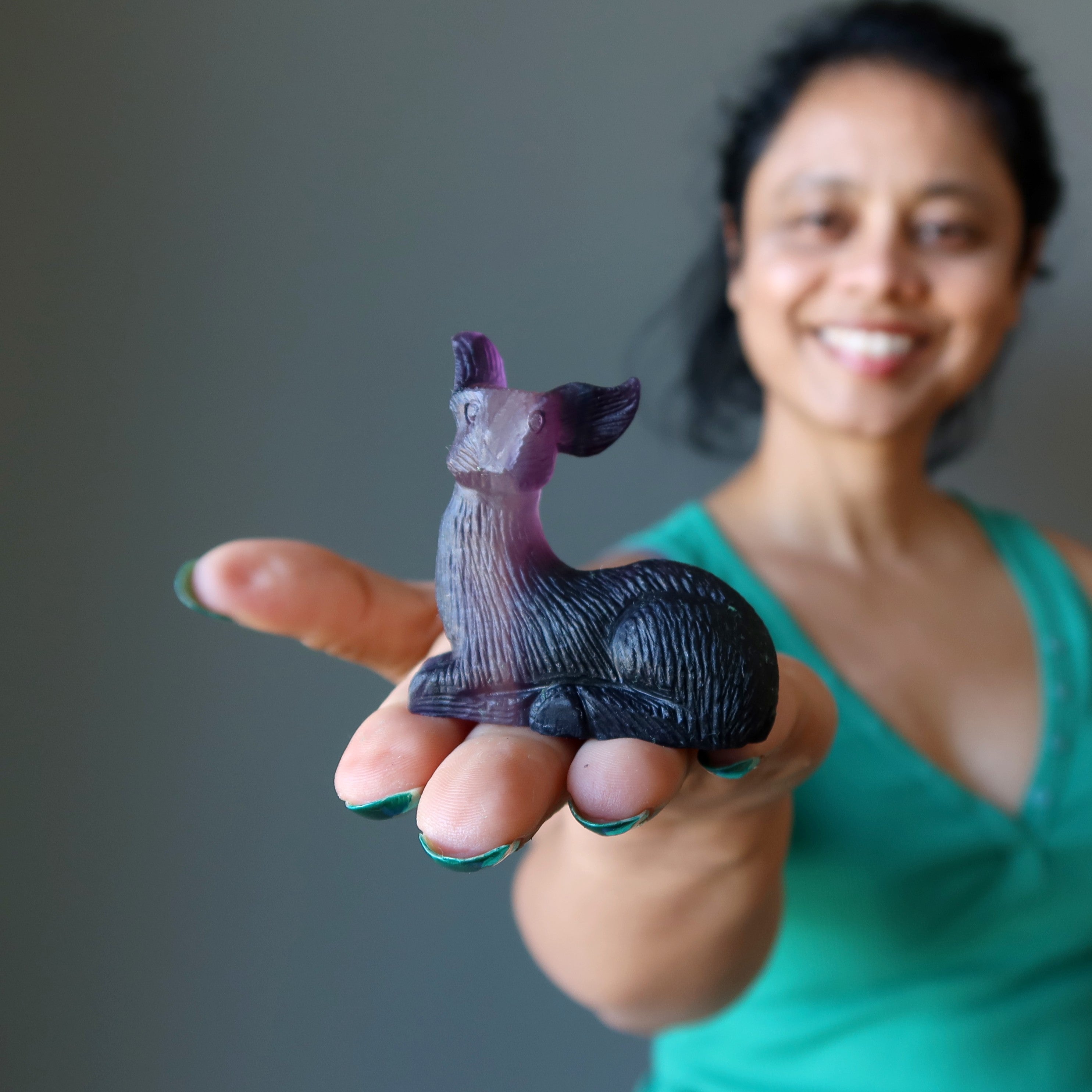 Figurine de cerf en fluorite - Pré enchanté