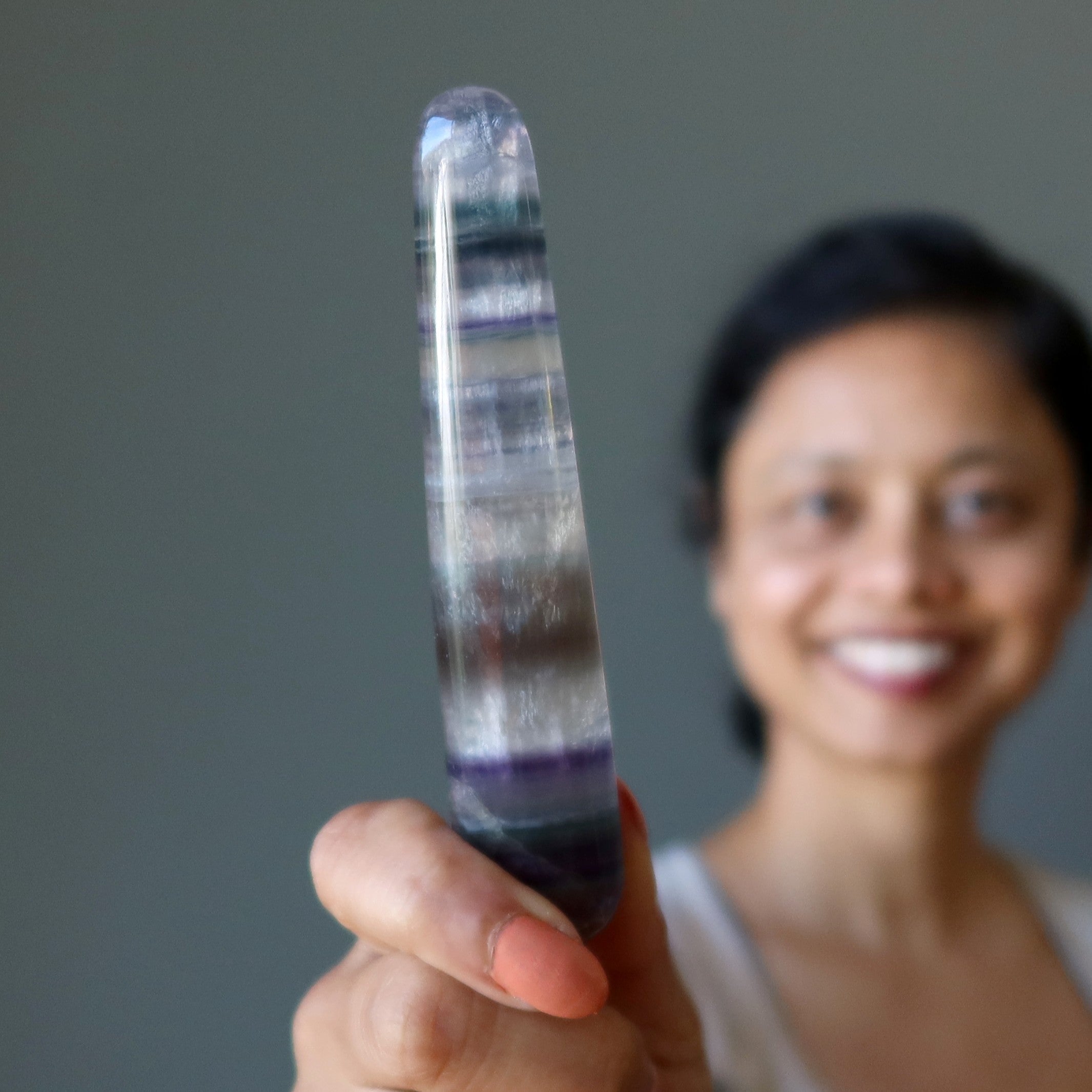 Baguette de massage en fluorine incroyable, rayée, pour la guérison par les cristaux et le soulagement du stress
