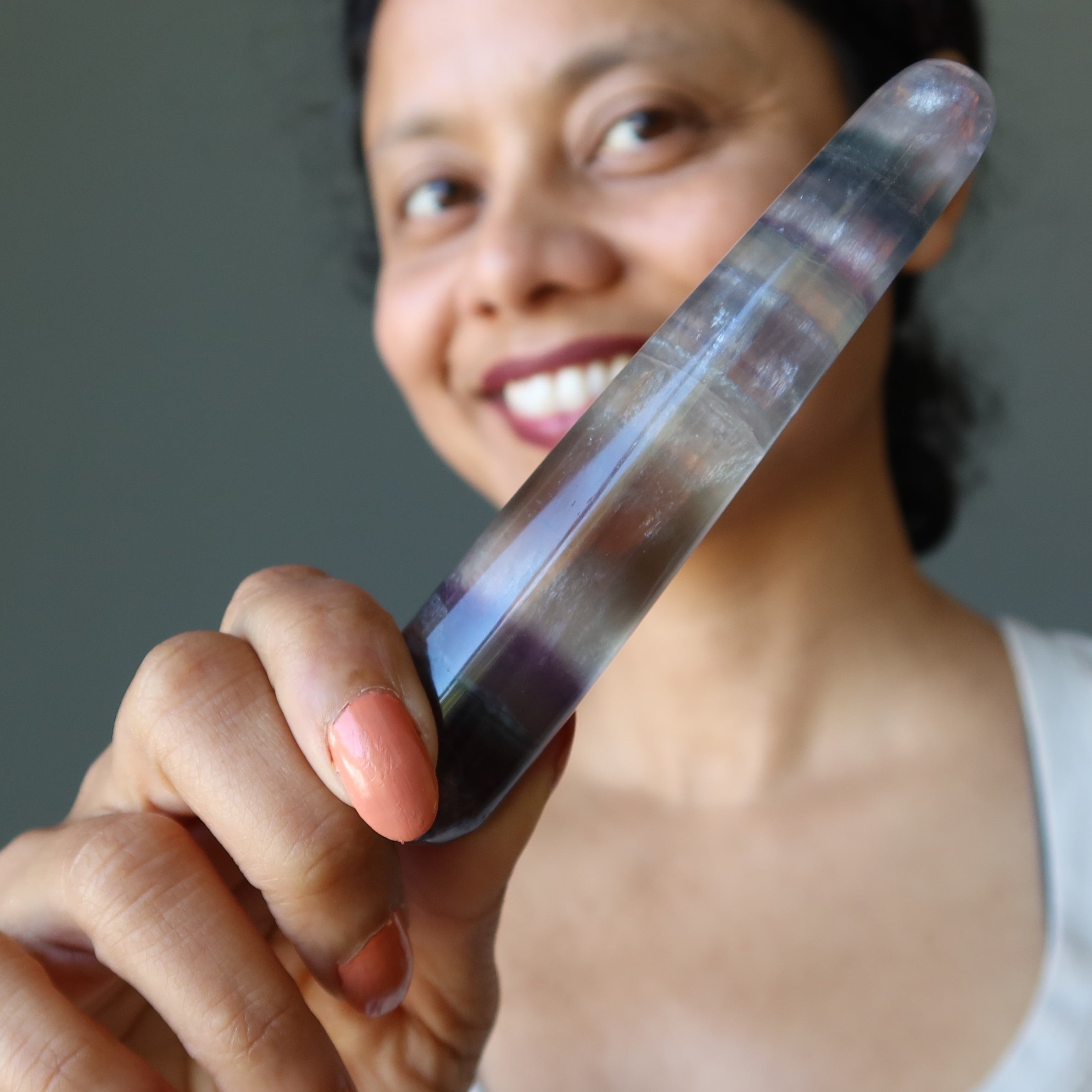 Baguette de massage en fluorine incroyable, rayée, pour la guérison par les cristaux et le soulagement du stress