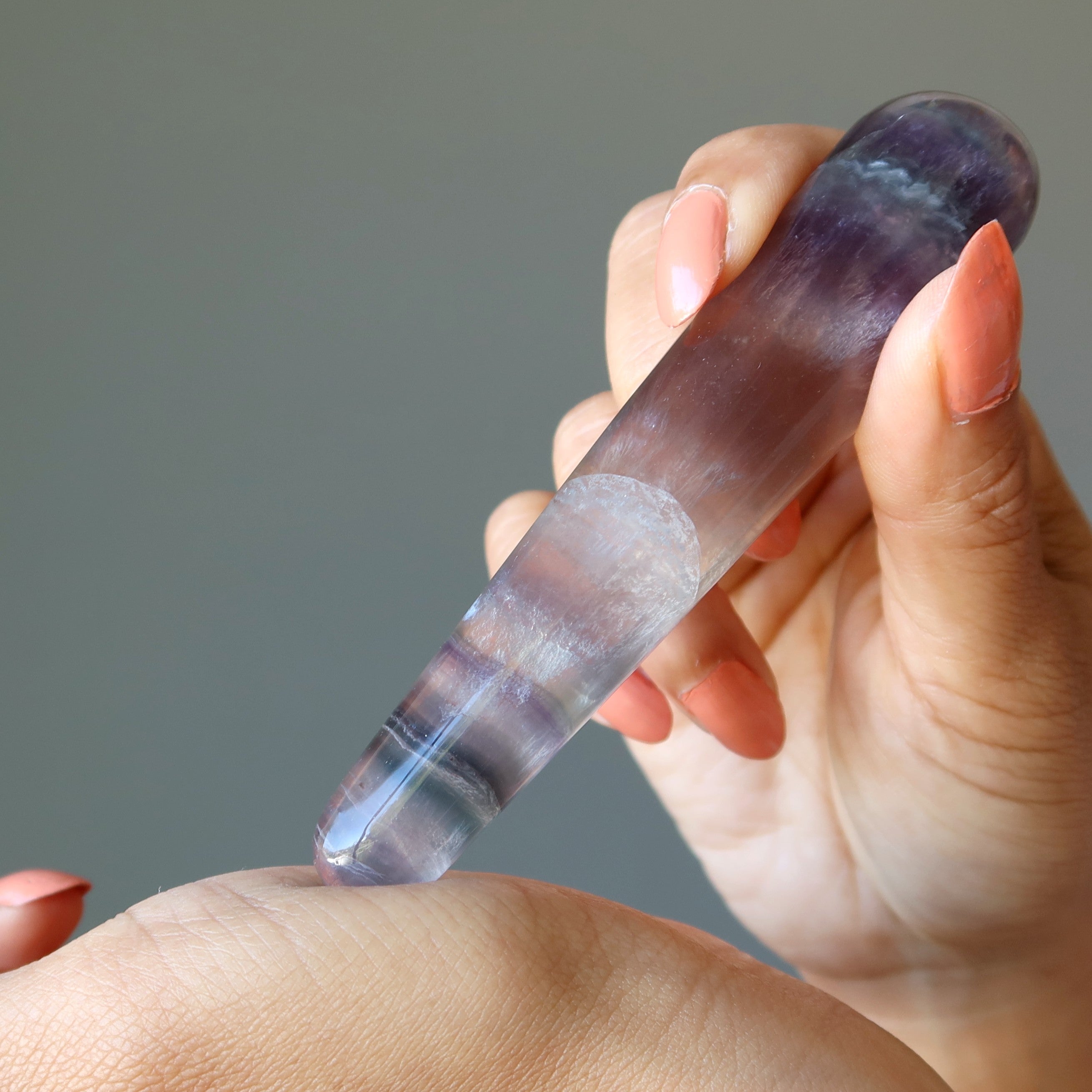 Baguette de massage en fluorine incroyable, rayée, pour la guérison par les cristaux et le soulagement du stress