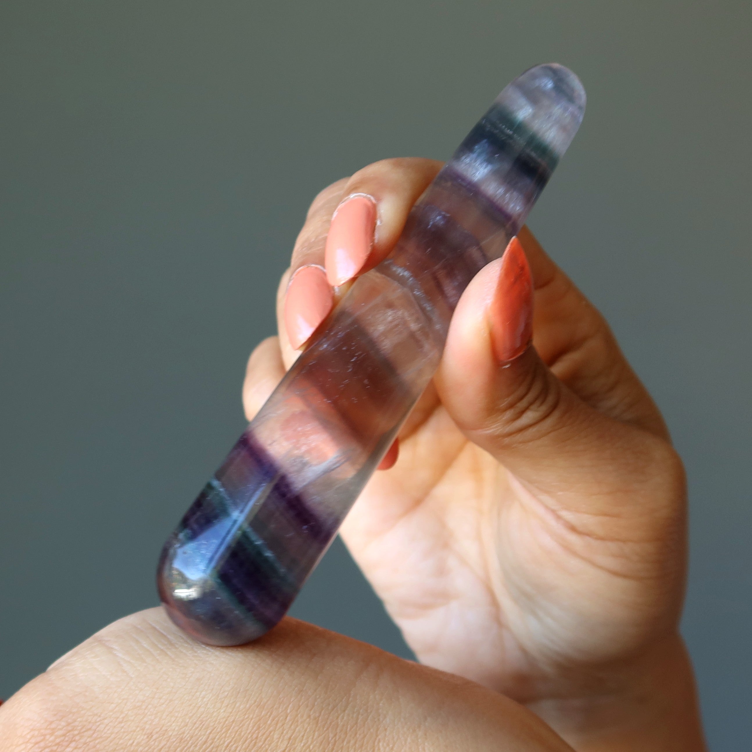 Baguette de massage en fluorine incroyable, rayée, pour la guérison par les cristaux et le soulagement du stress