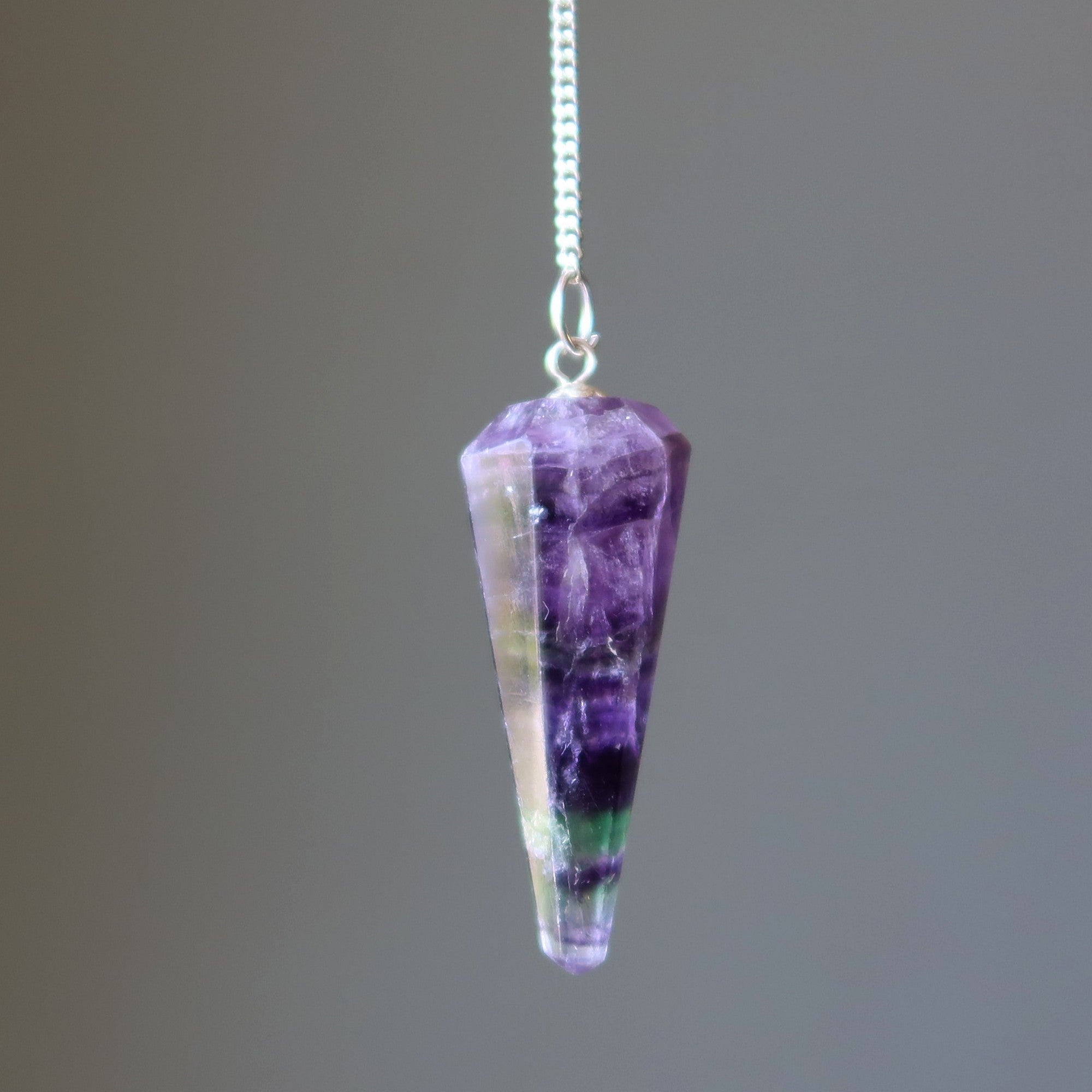 Pendentif en fluorite violette et verte, cristal de focalisation
