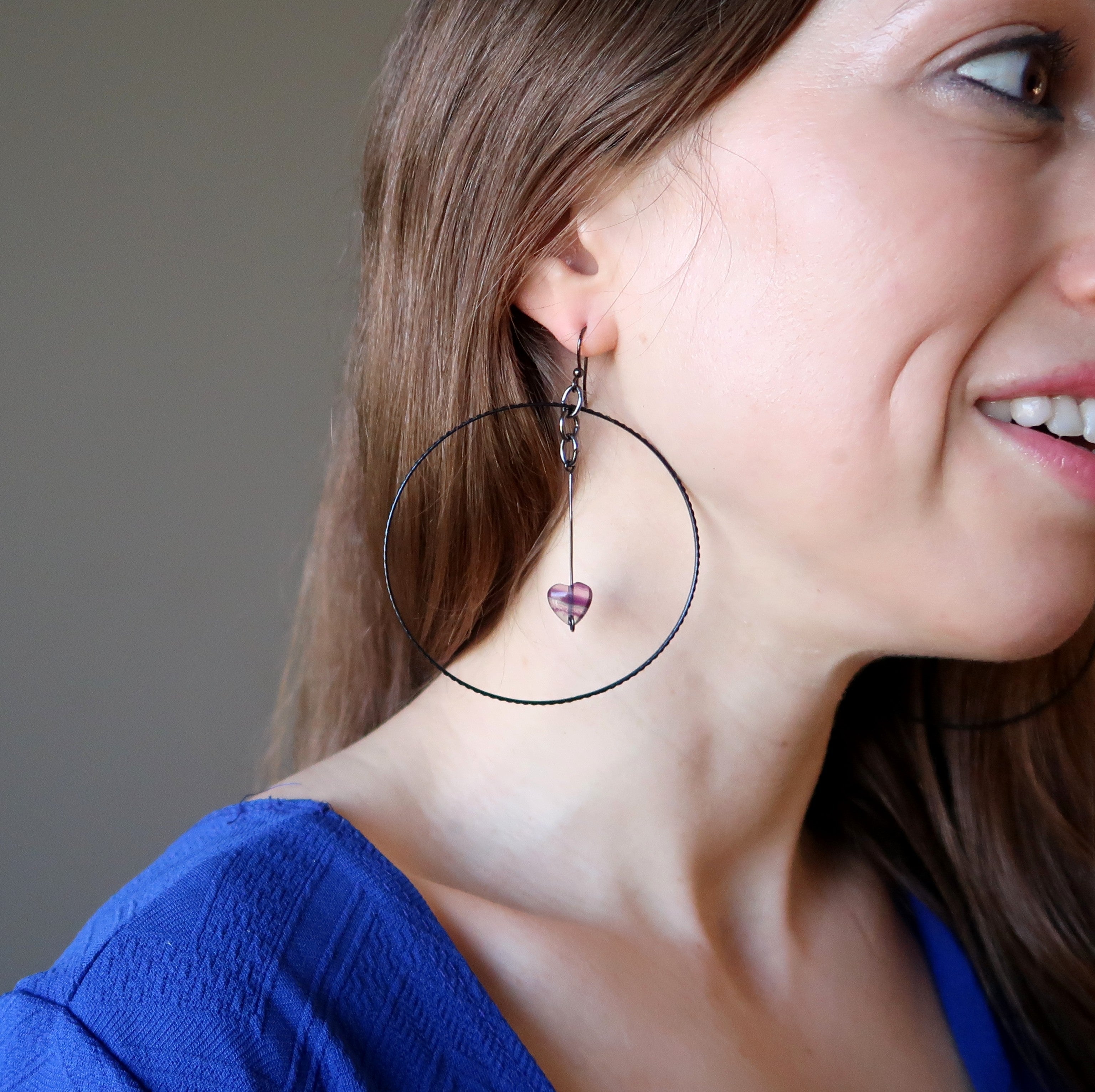 Boucles d'oreilles en fluorite J'aime mon âme Cœurs violets Créoles noires