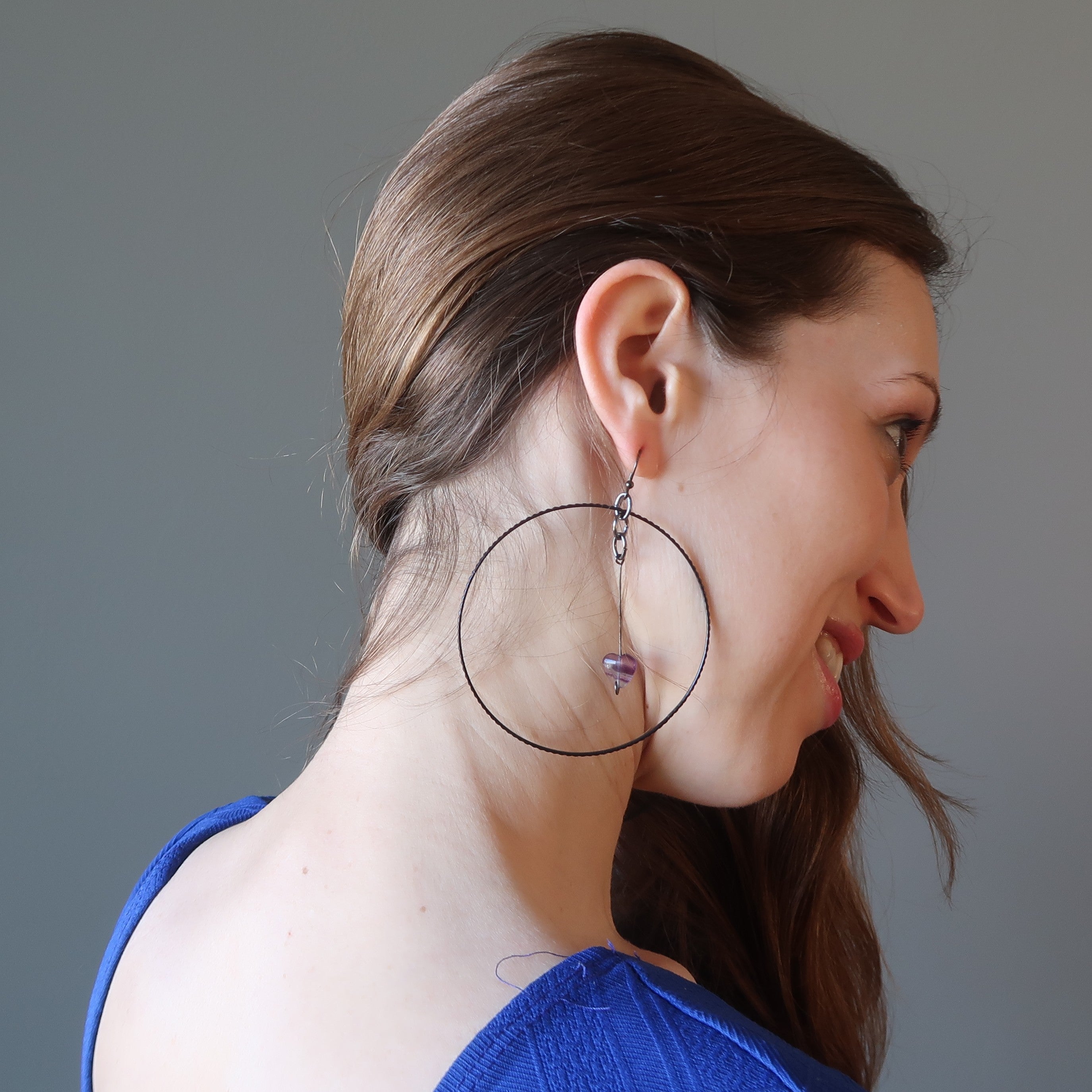 Boucles d'oreilles en fluorite J'aime mon âme Cœurs violets Créoles noires