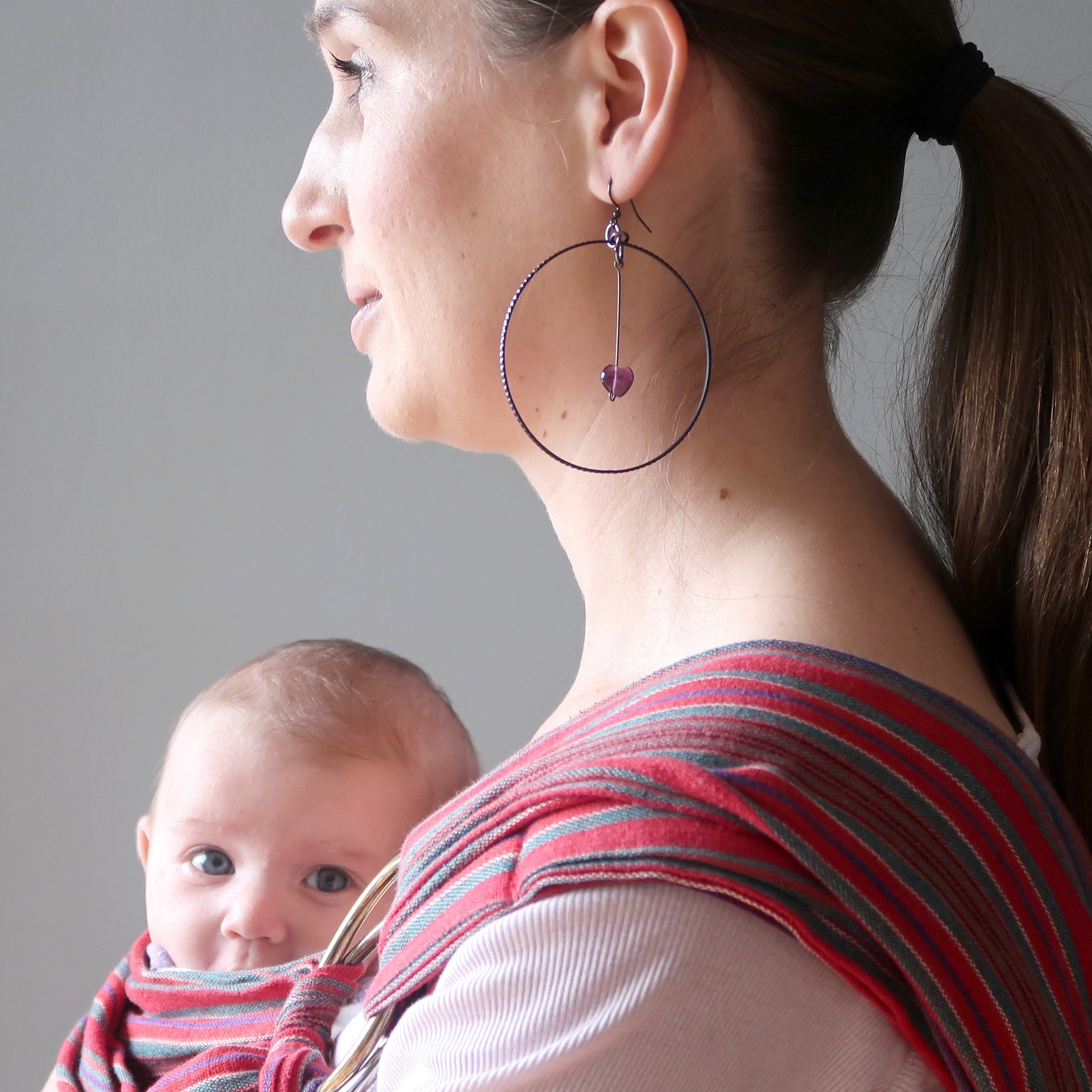 Boucles d'oreilles en fluorite J'aime mon âme Cœurs violets Créoles noires