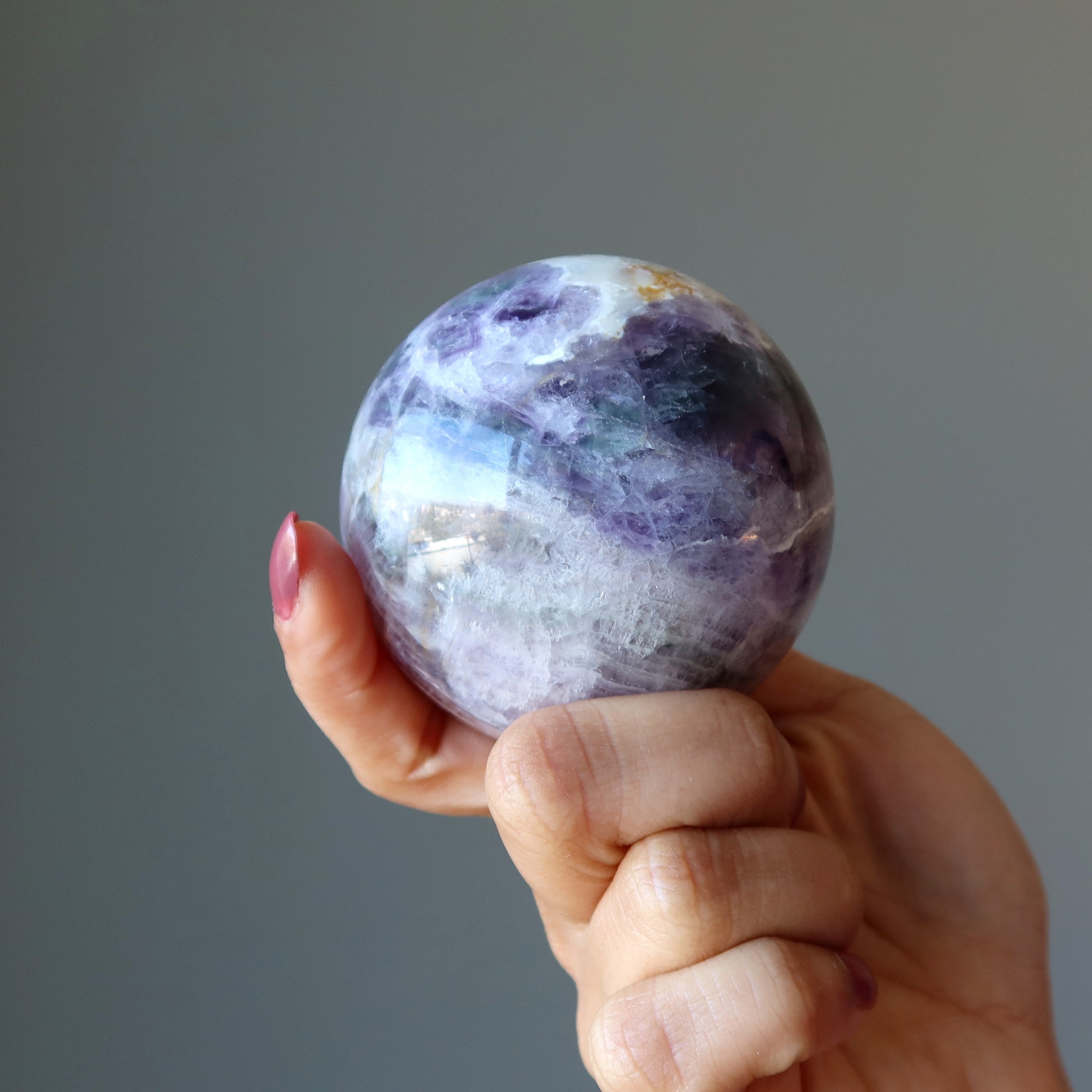 Sphère de fluorite - Boule de cristal arc-en-ciel aux tons terreux