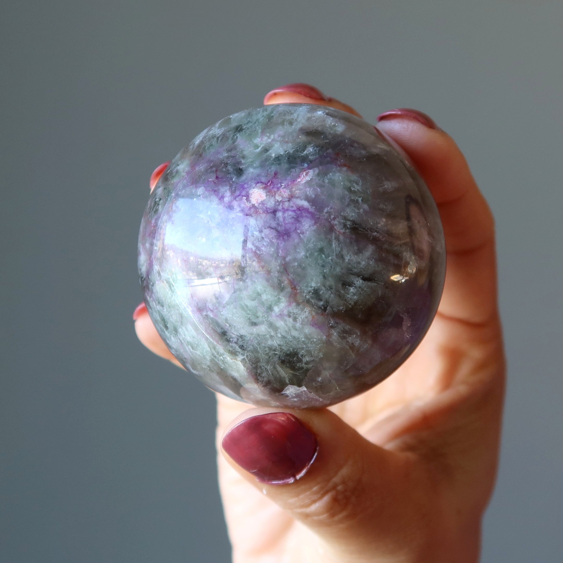 Sphère de fluorite - Boule de cristal arc-en-ciel aux tons terreux