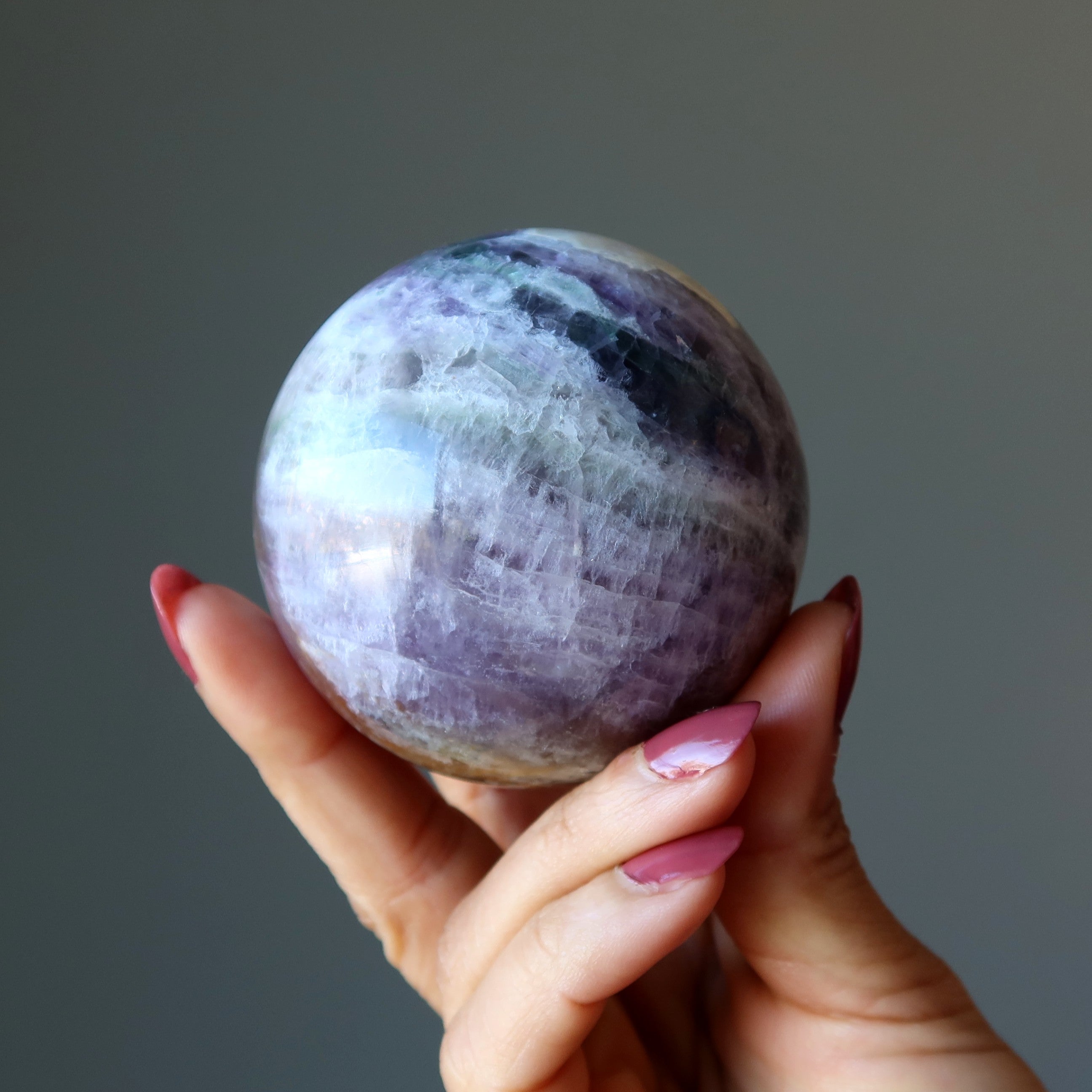 Sphère de fluorite - Boule de cristal arc-en-ciel aux tons terreux