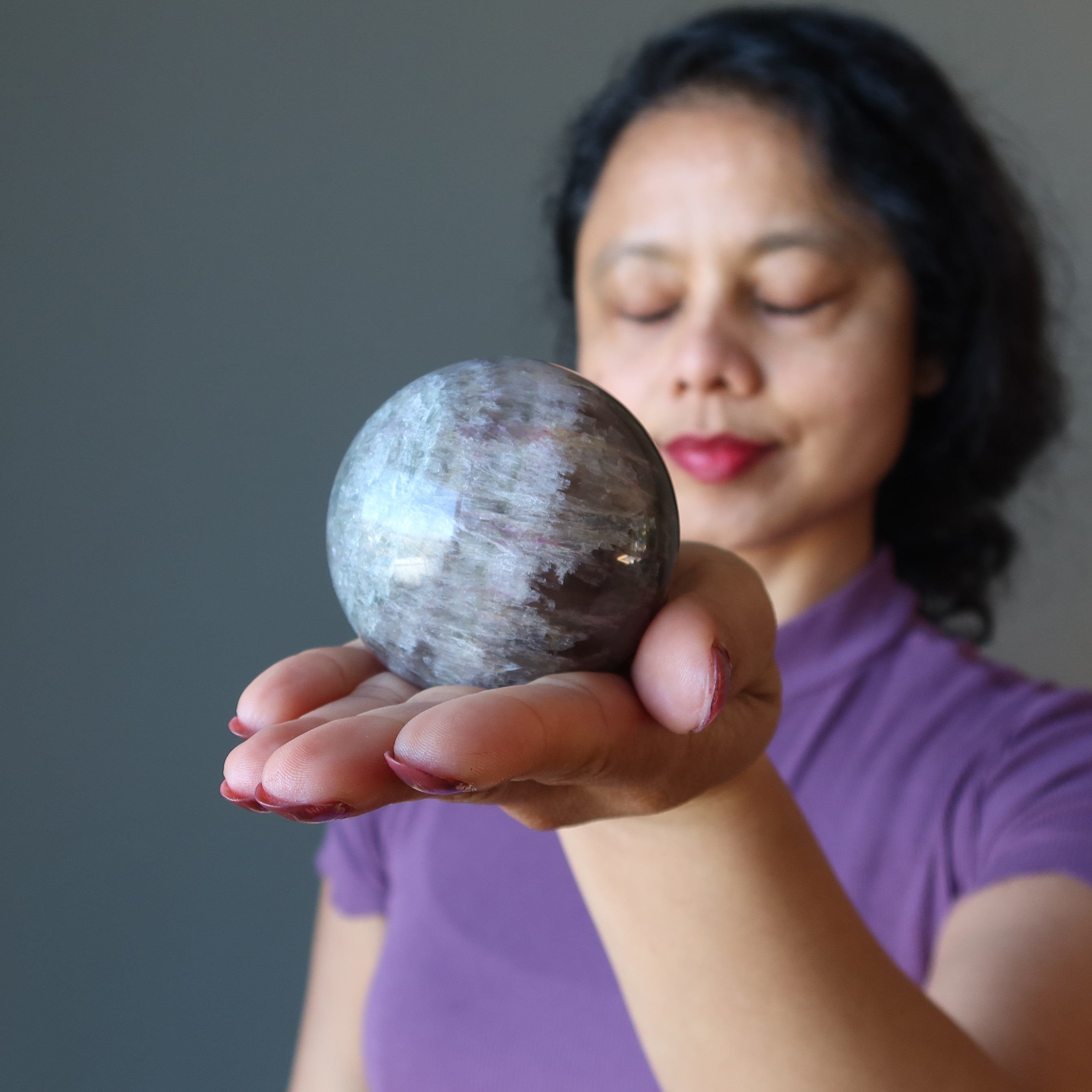 Sphère de fluorite - Boule de cristal arc-en-ciel aux tons terreux