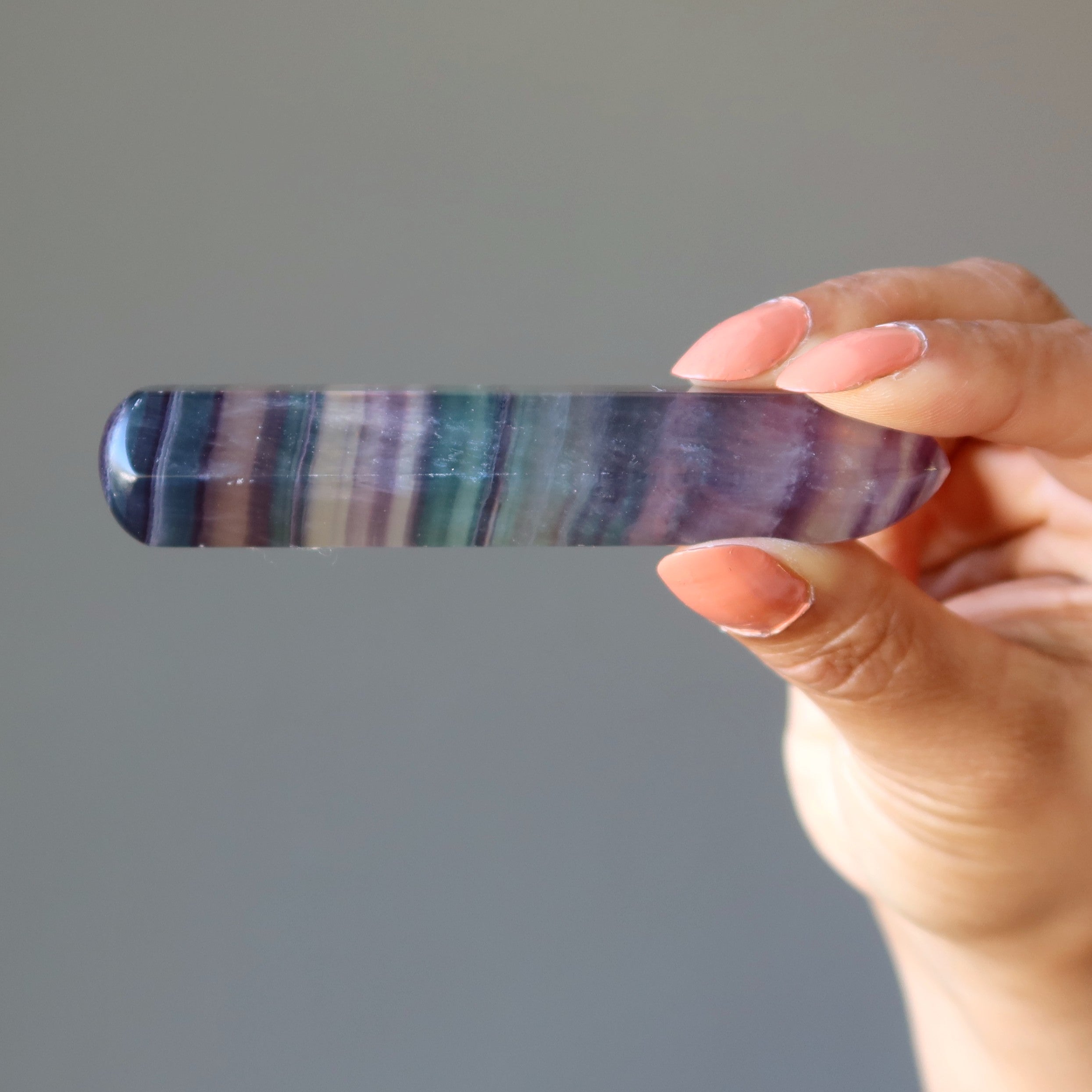 Baguette de massage en fluorine, pierre énergétique des chakras, rayée violet et vert