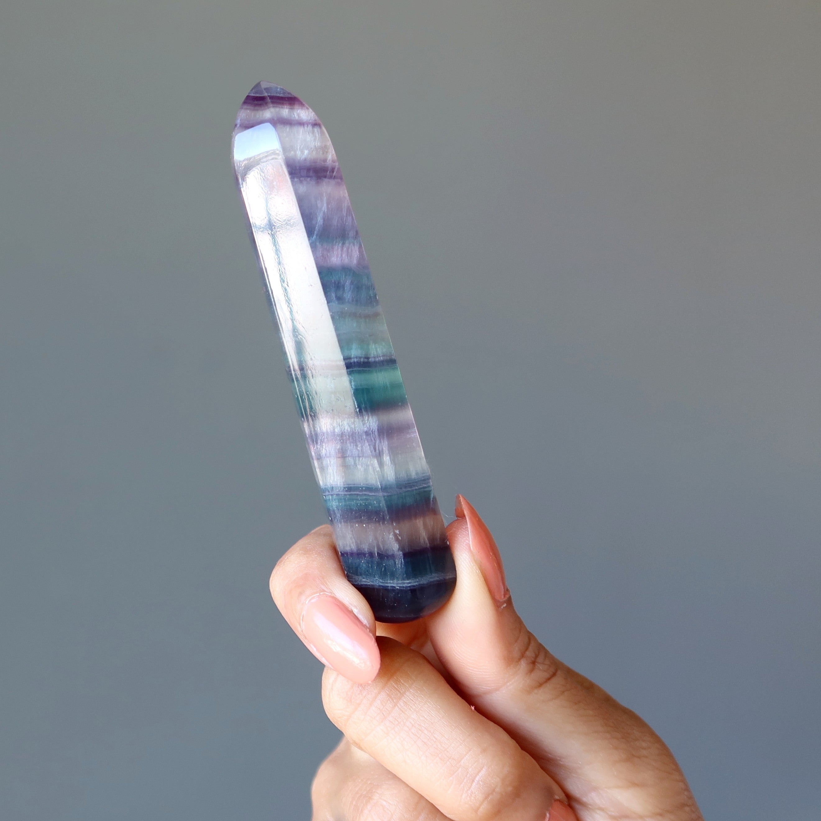Baguette de massage en fluorine, pierre énergétique des chakras, rayée violet et vert