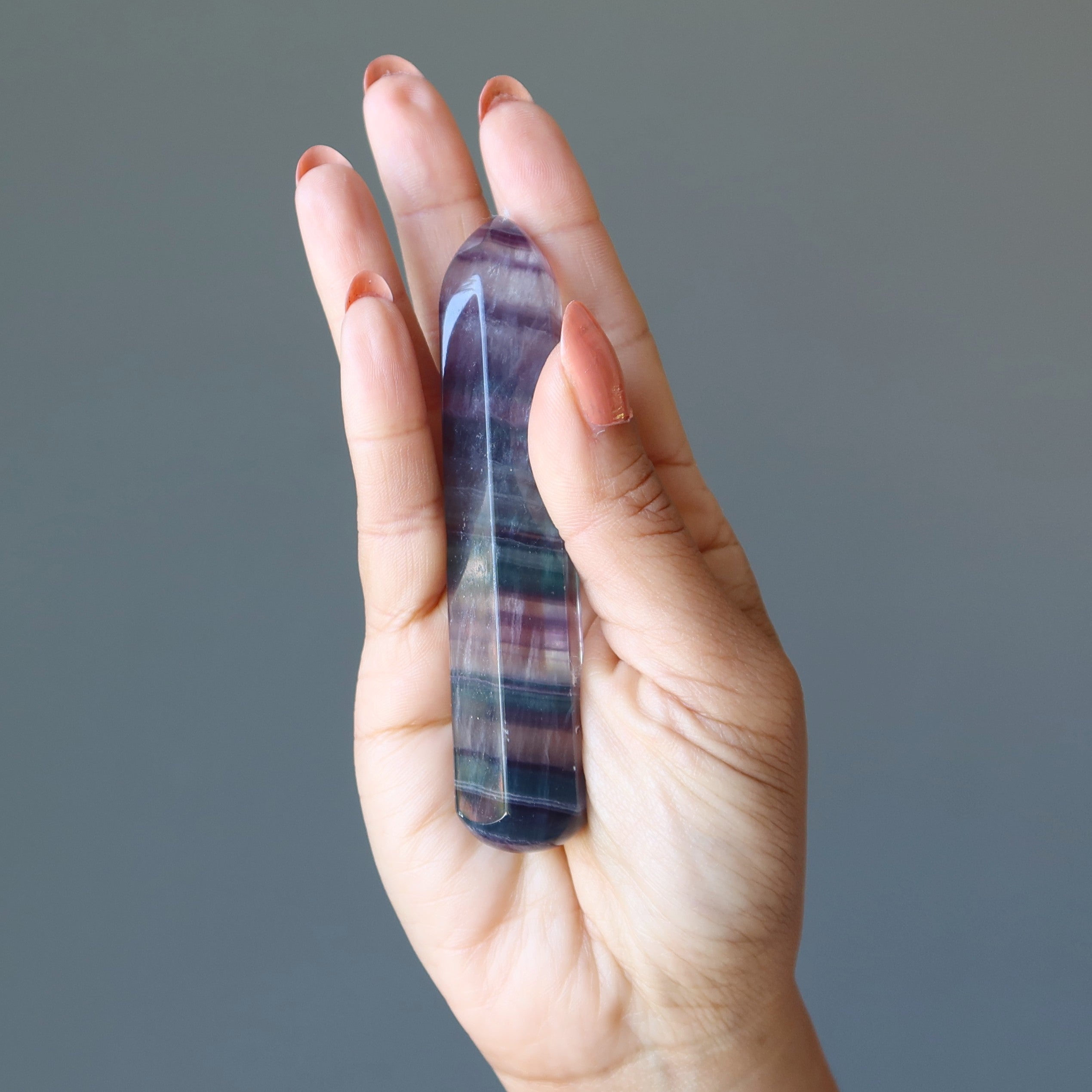 Baguette de massage en fluorine, pierre énergétique des chakras, rayée violet et vert