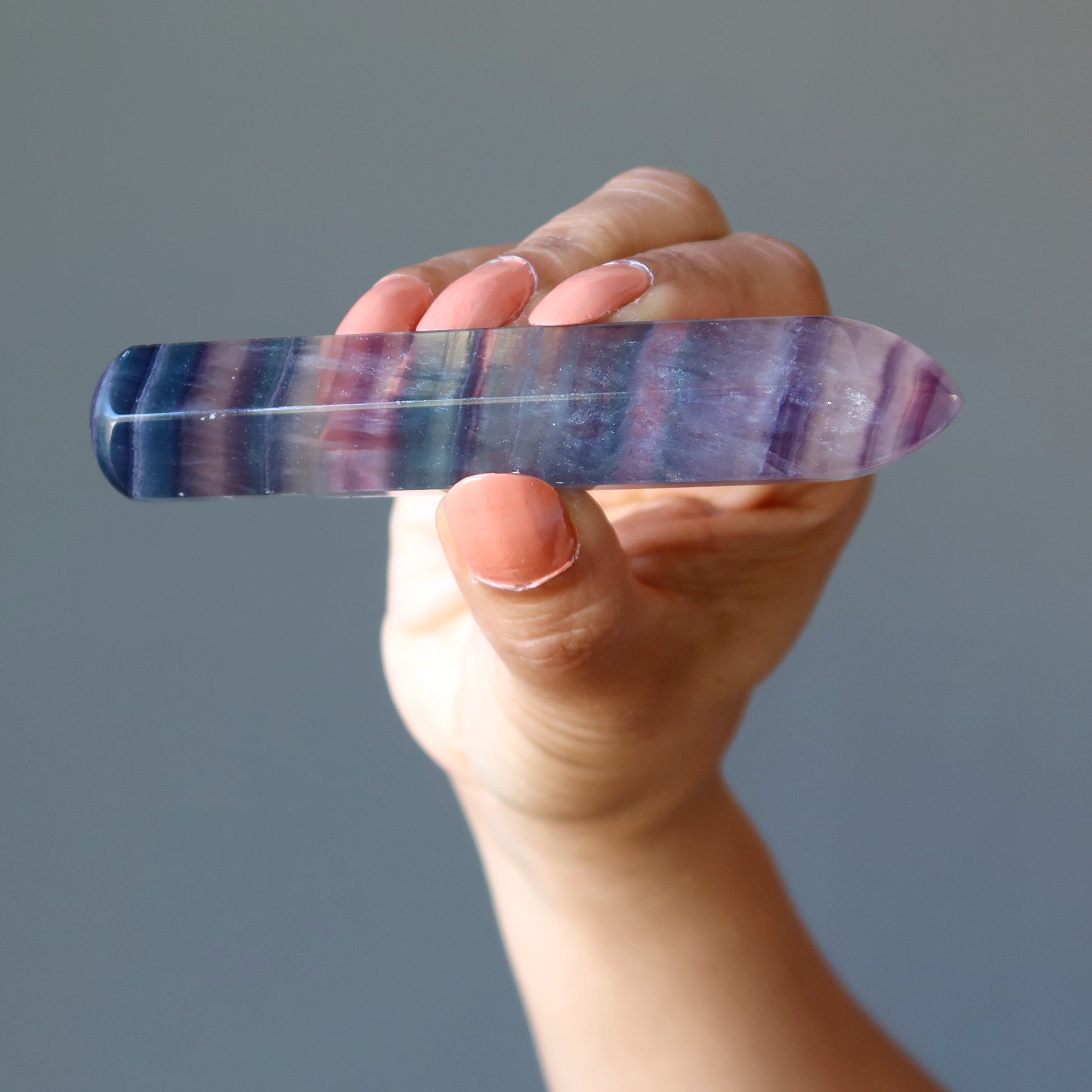 Baguette de massage en fluorine, pierre énergétique des chakras, rayée violet et vert