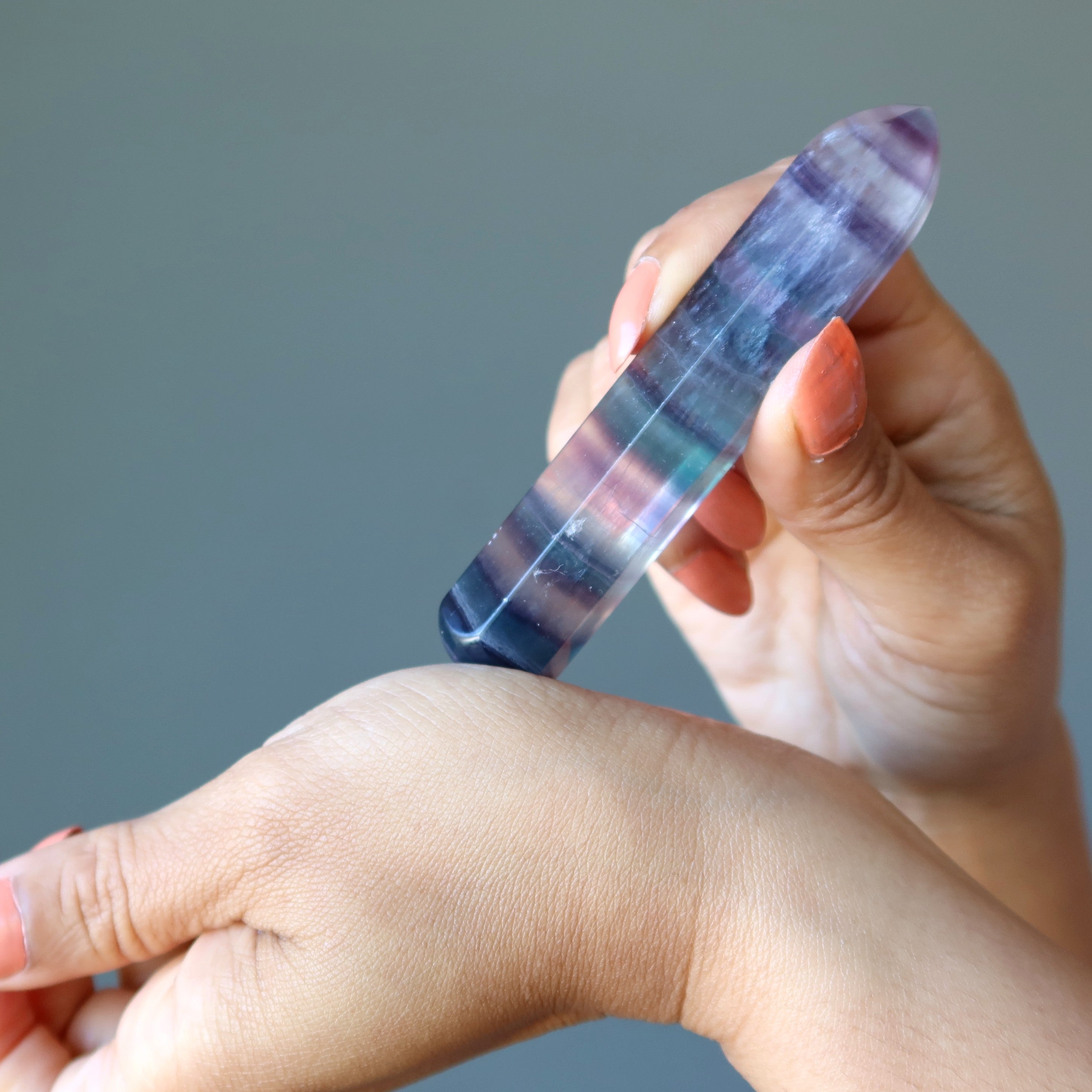 Baguette de massage en fluorine, pierre énergétique des chakras, rayée violet et vert