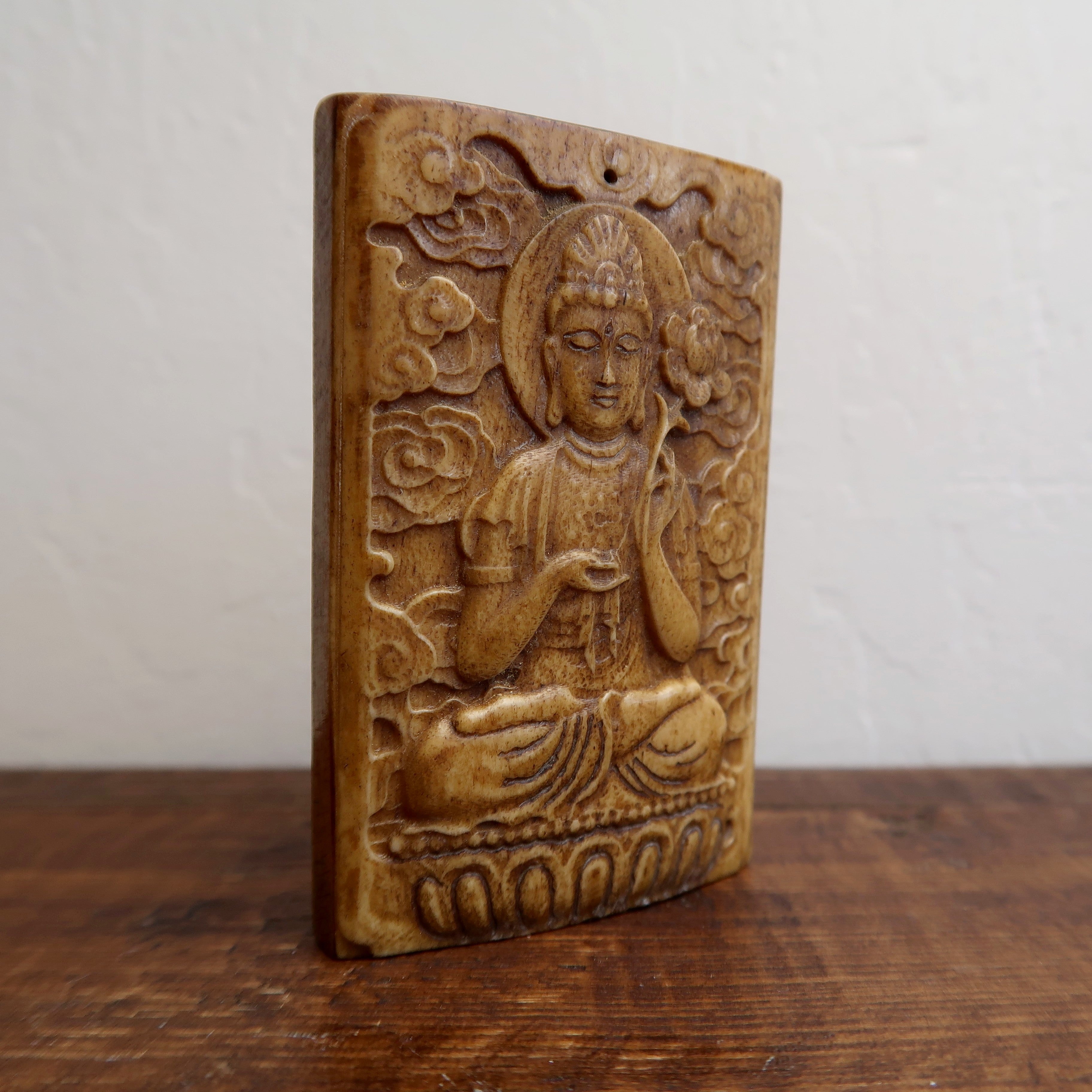 Pendentif Fleur de Lotus Bouddha Spirituel Amulette en Os de Bœuf Fossilisé