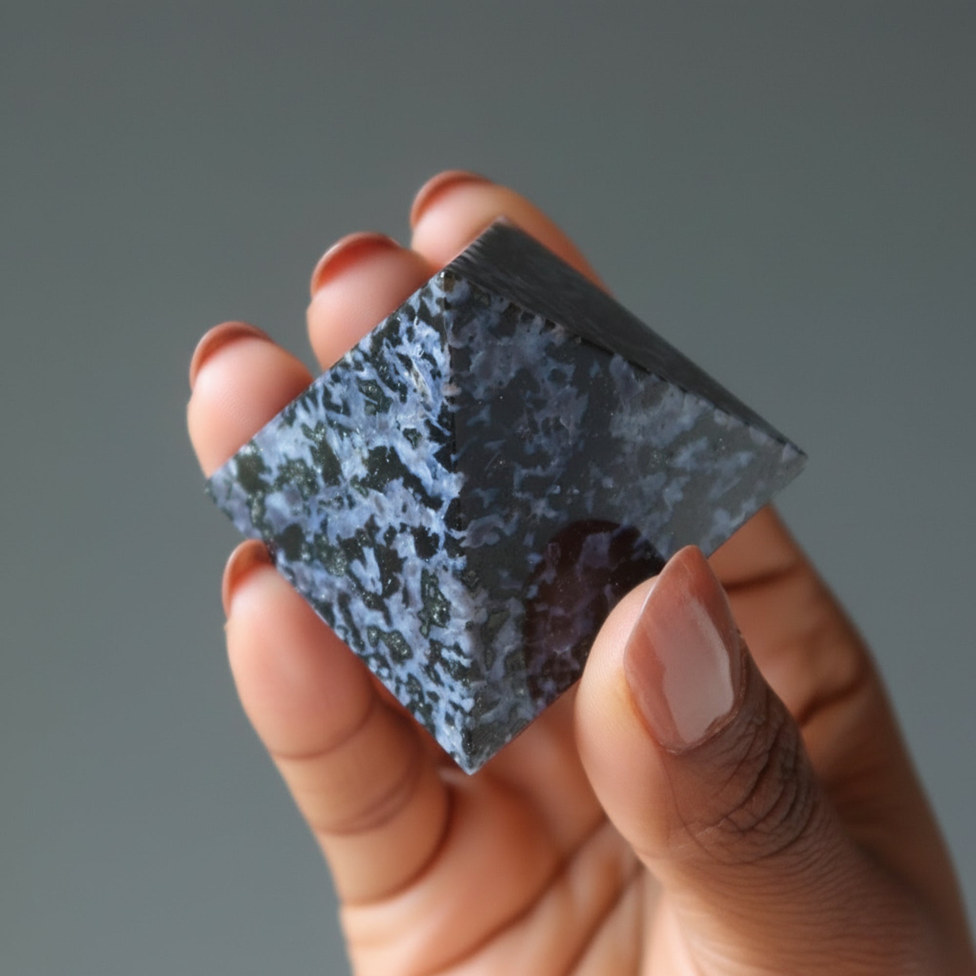 Gabbro Pyramide Mitternachts-Kunst Indigo Mystischer Merlinit