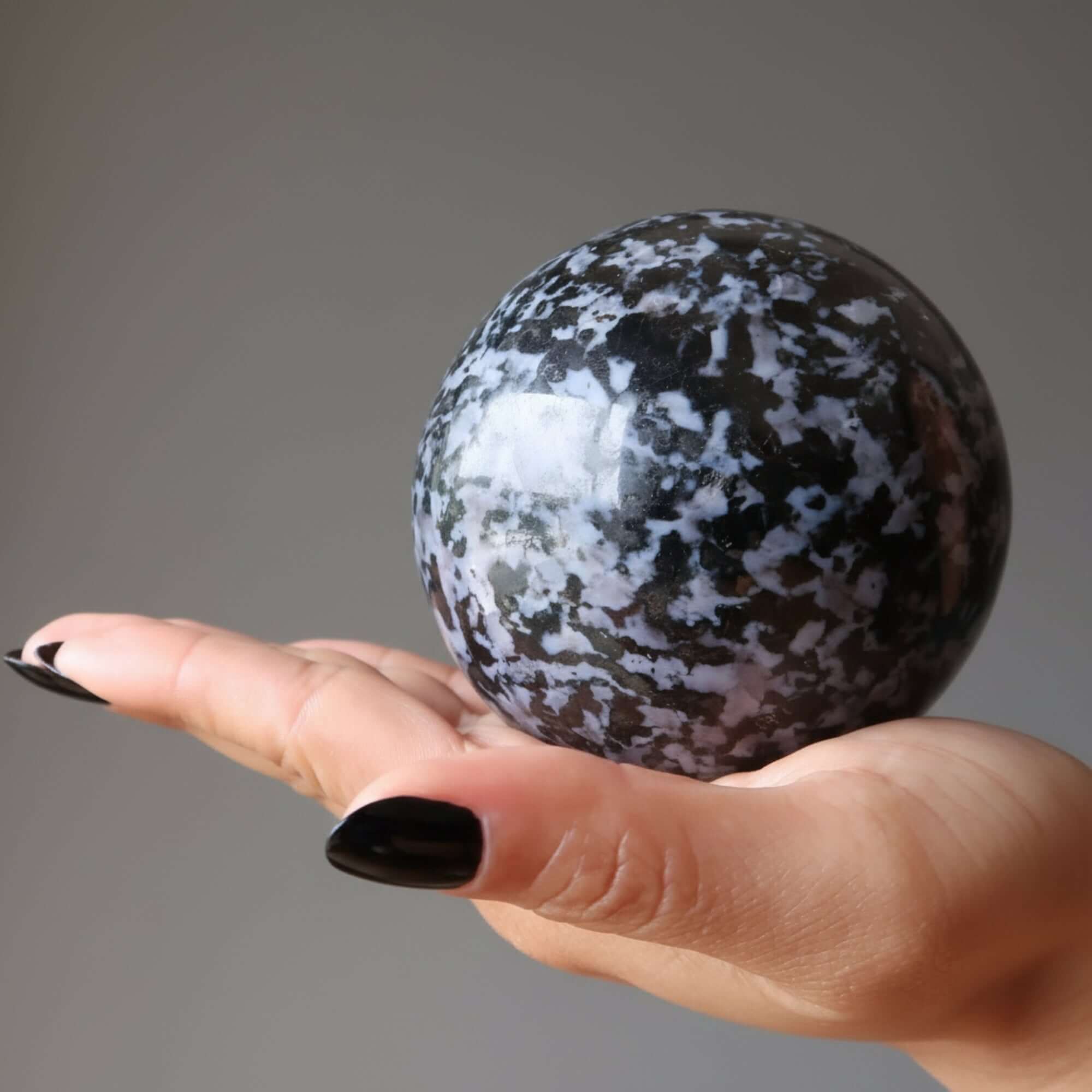 Sphère de gabbro, boule de cristal du guerrier blessé