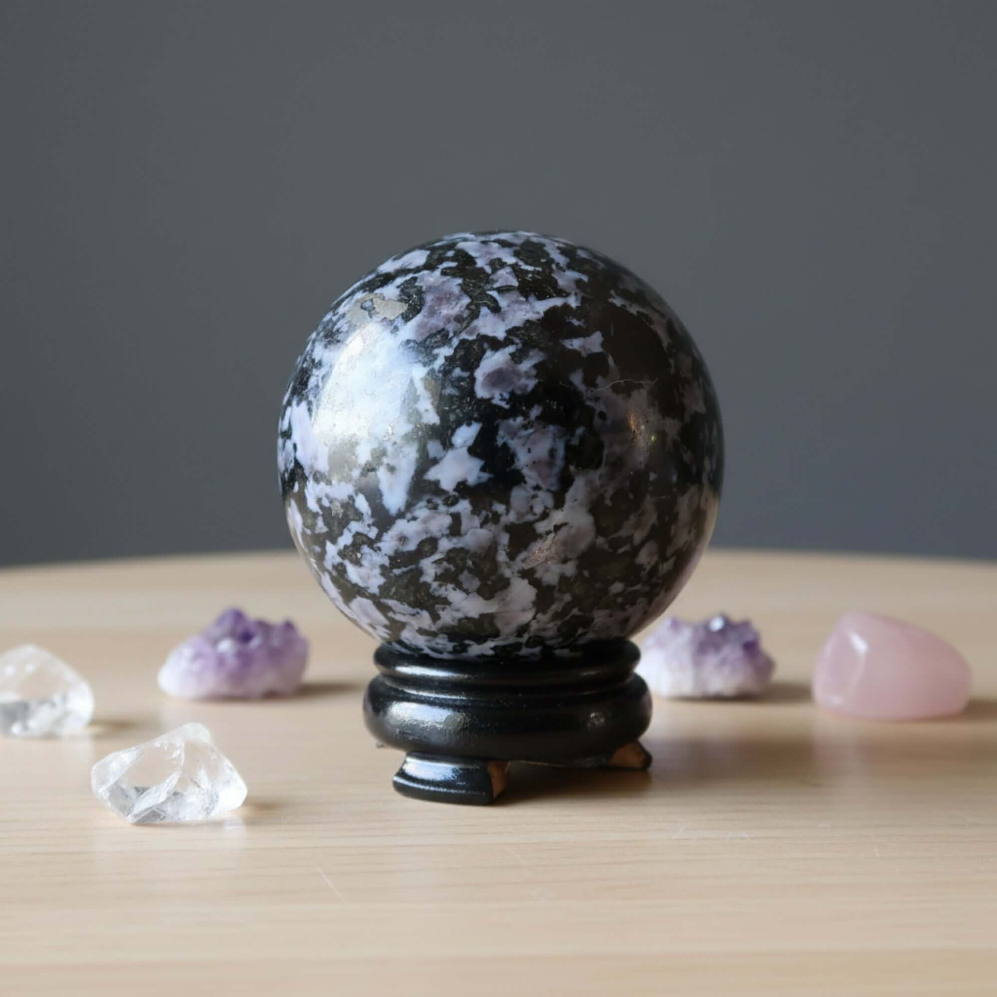 Sphère de gabbro, boule de cristal du guerrier blessé